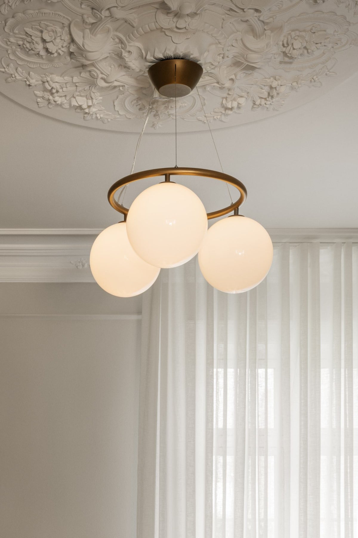 Nuura Miira 3 Circular pendant lamp bronze/opal