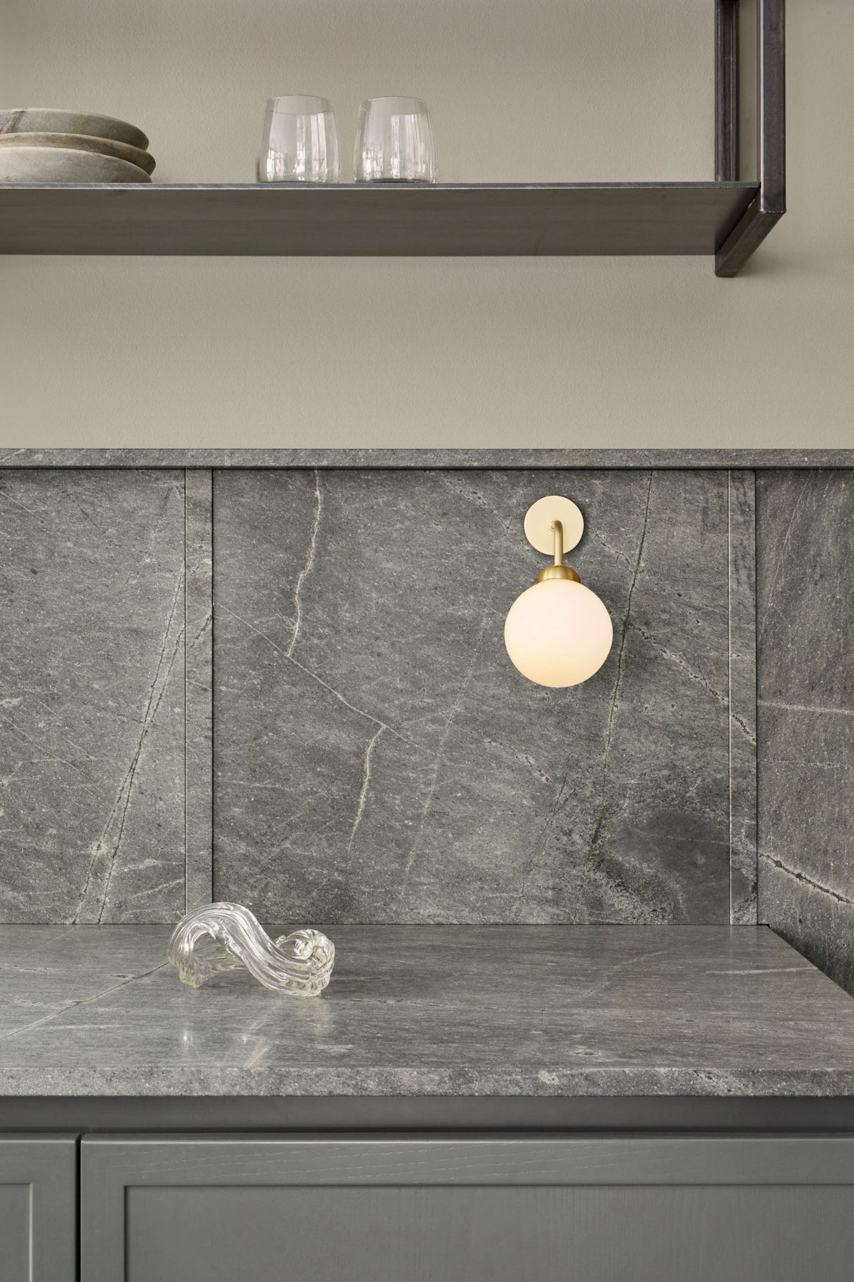 Nuura Apiales wall lamp brass/opal
