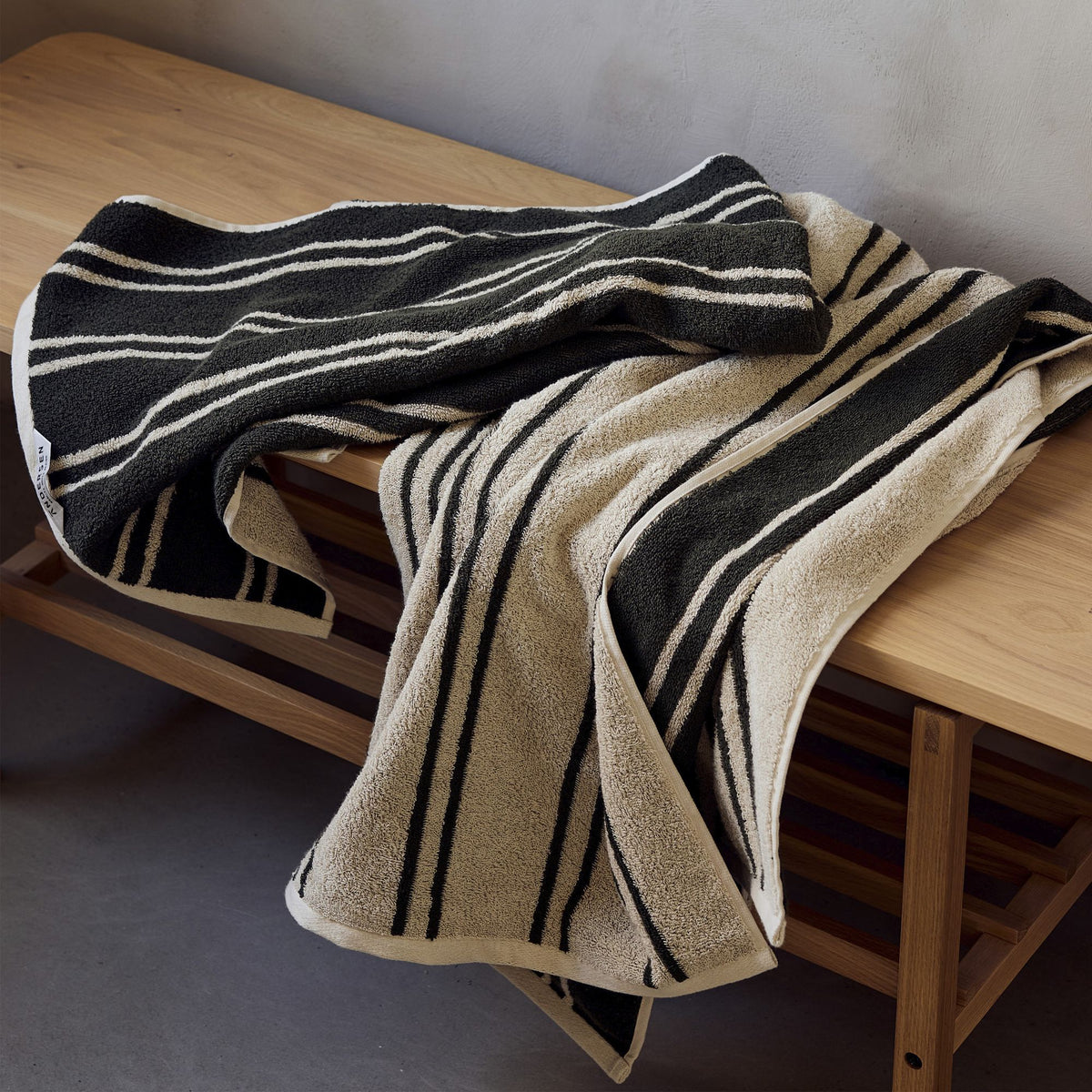 Andersen Furniture B3 penkki 120 cm valkolakattu tammi