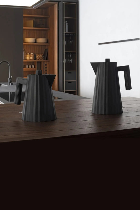 Alessi Plissé vedenkeitin 1.7L musta - Laatukaluste