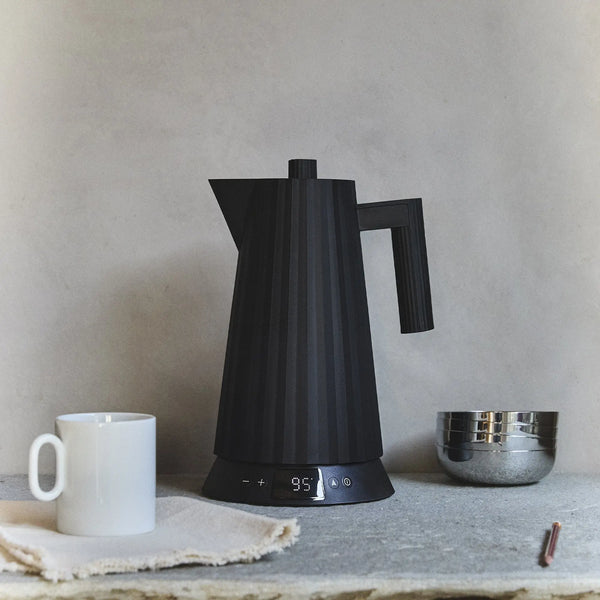 Alessi Plissé vedenkeitin lämmönsäädöllä 1.7L musta Alessi