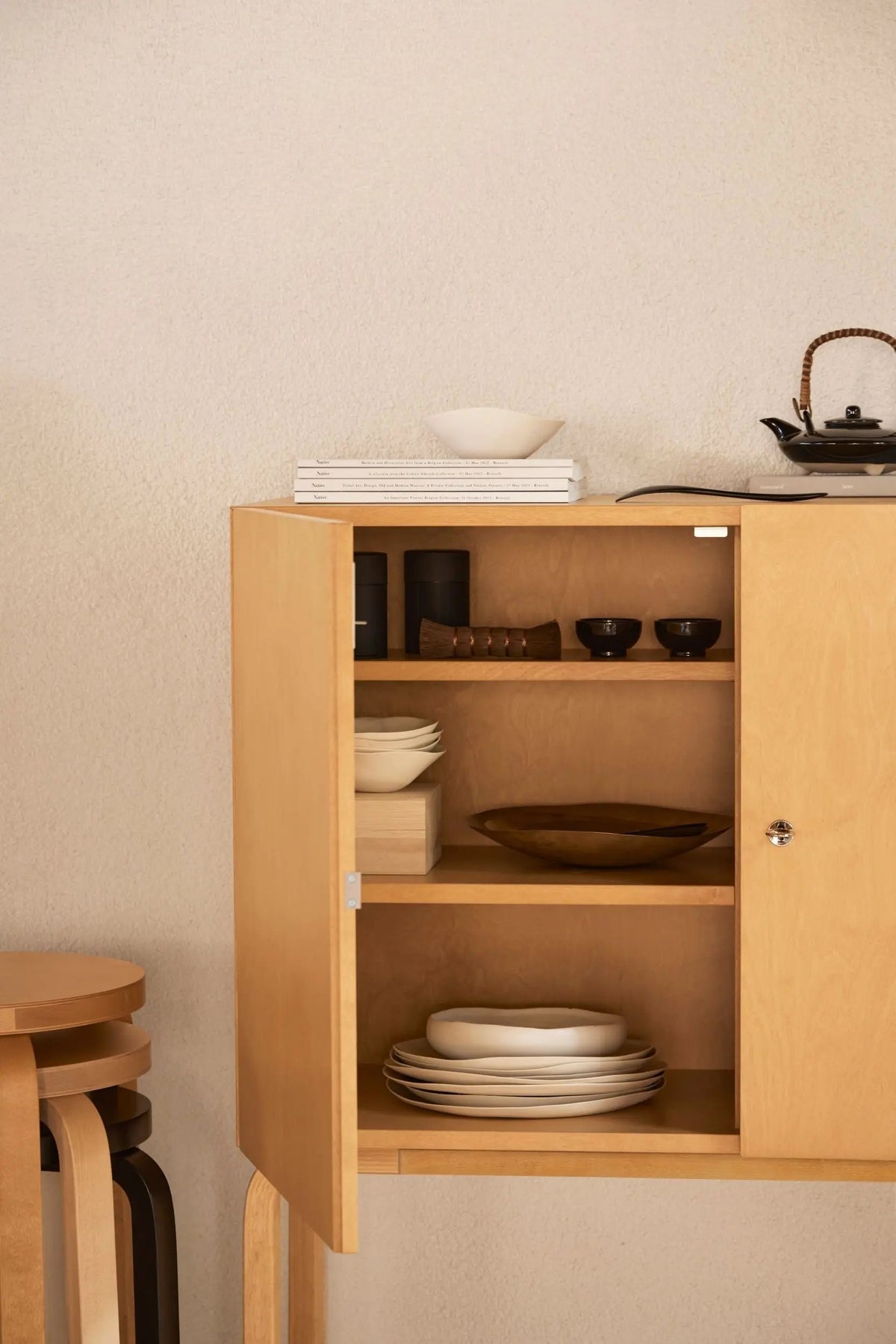 Artek 250 kaappi hunajapetsattu koivu Artek