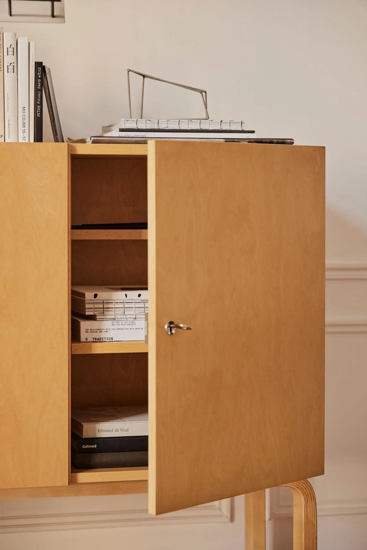 Artek 250 kaappi hunajapetsattu koivu Artek