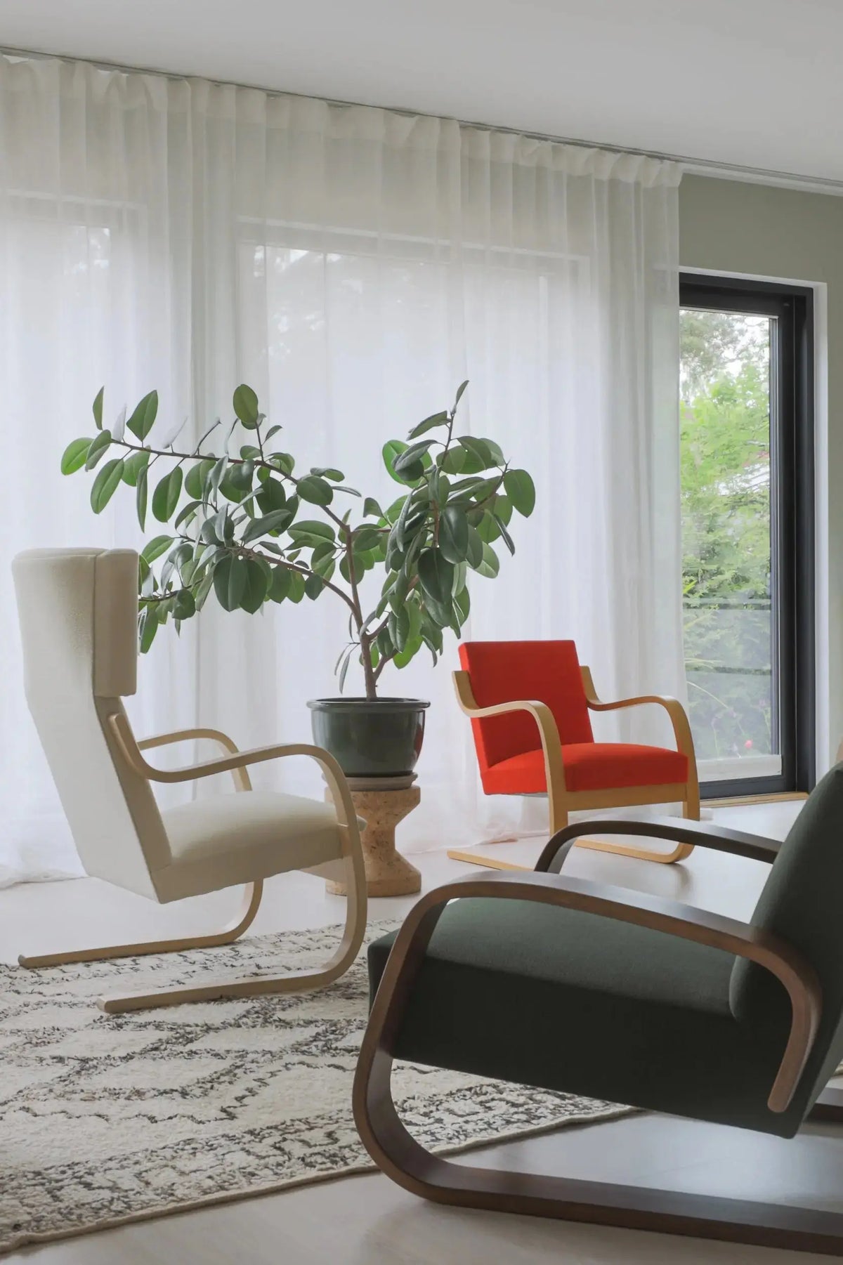 Artek 400 "Tankki" lepotuoli Vidar/pähkinäpetsattu koivu Artek