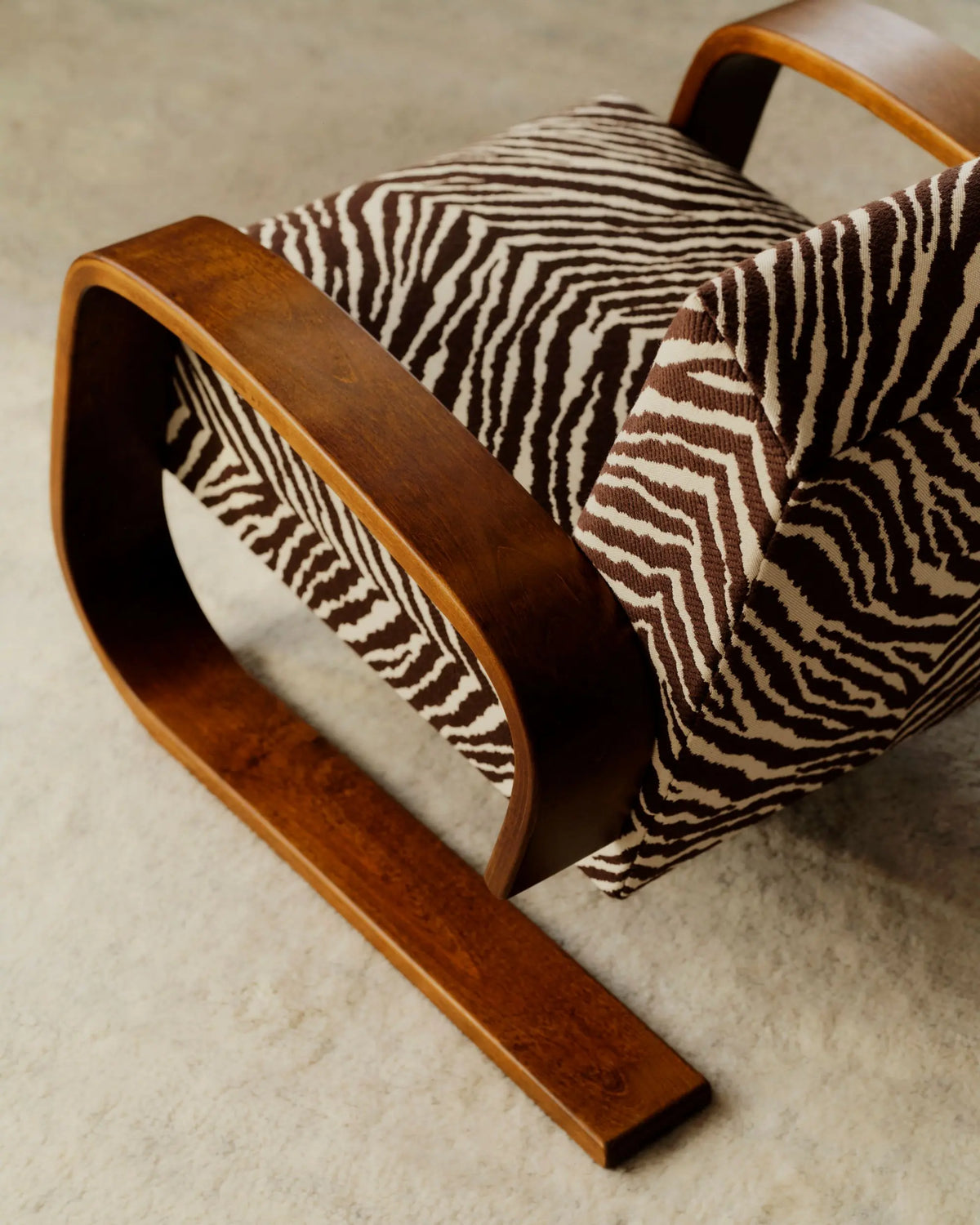 Artek 400 "Tankki" lepotuoli Zebra ruskea/pähkinä Artek