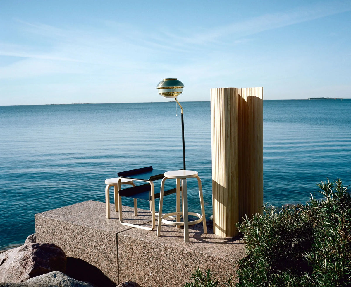 Artek 64 baarituoli valkoinen laminaatti Artek