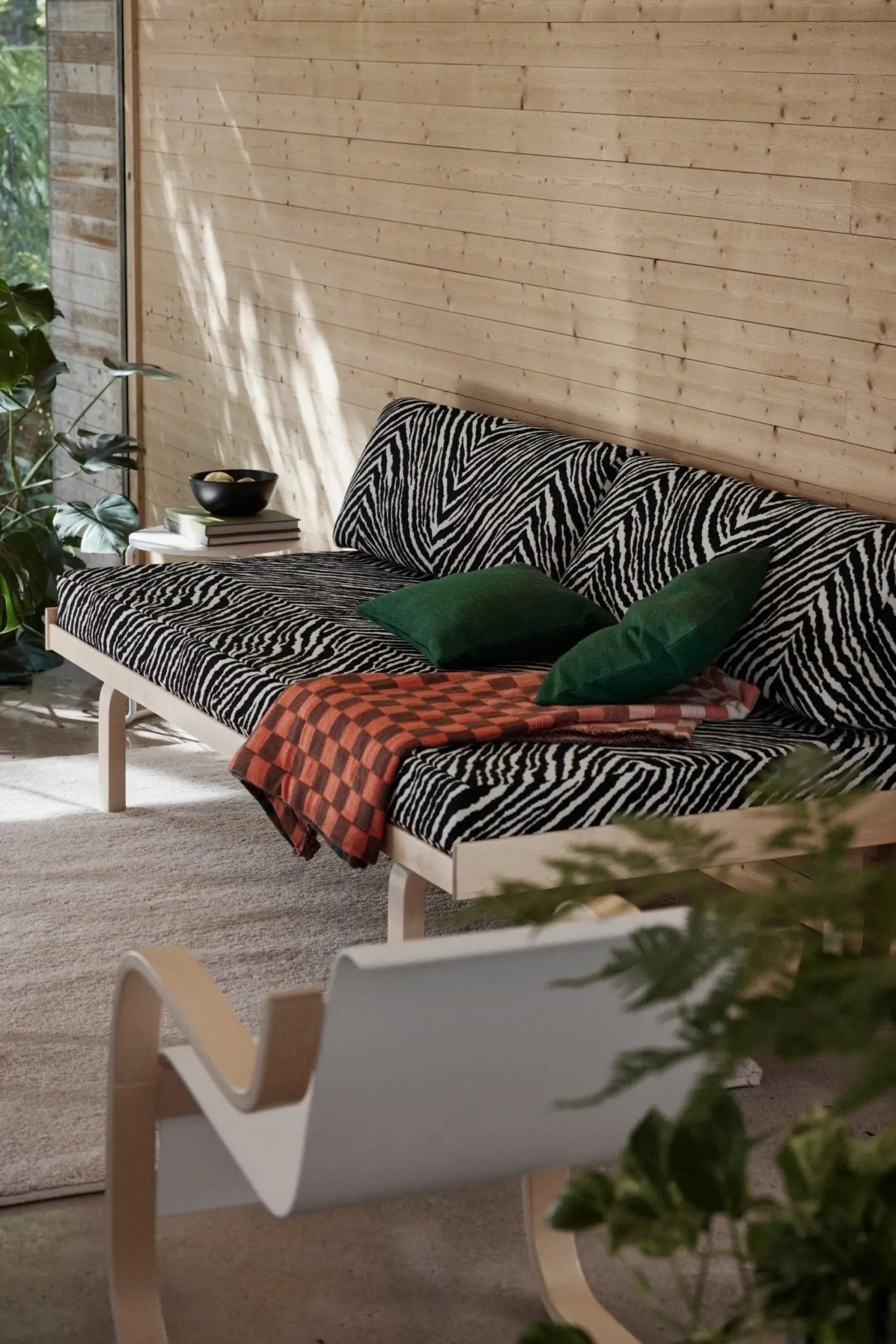 Artek 710 Laveri patjalla ja selkätyynyillä, Zebra-kangas - Laatukaluste