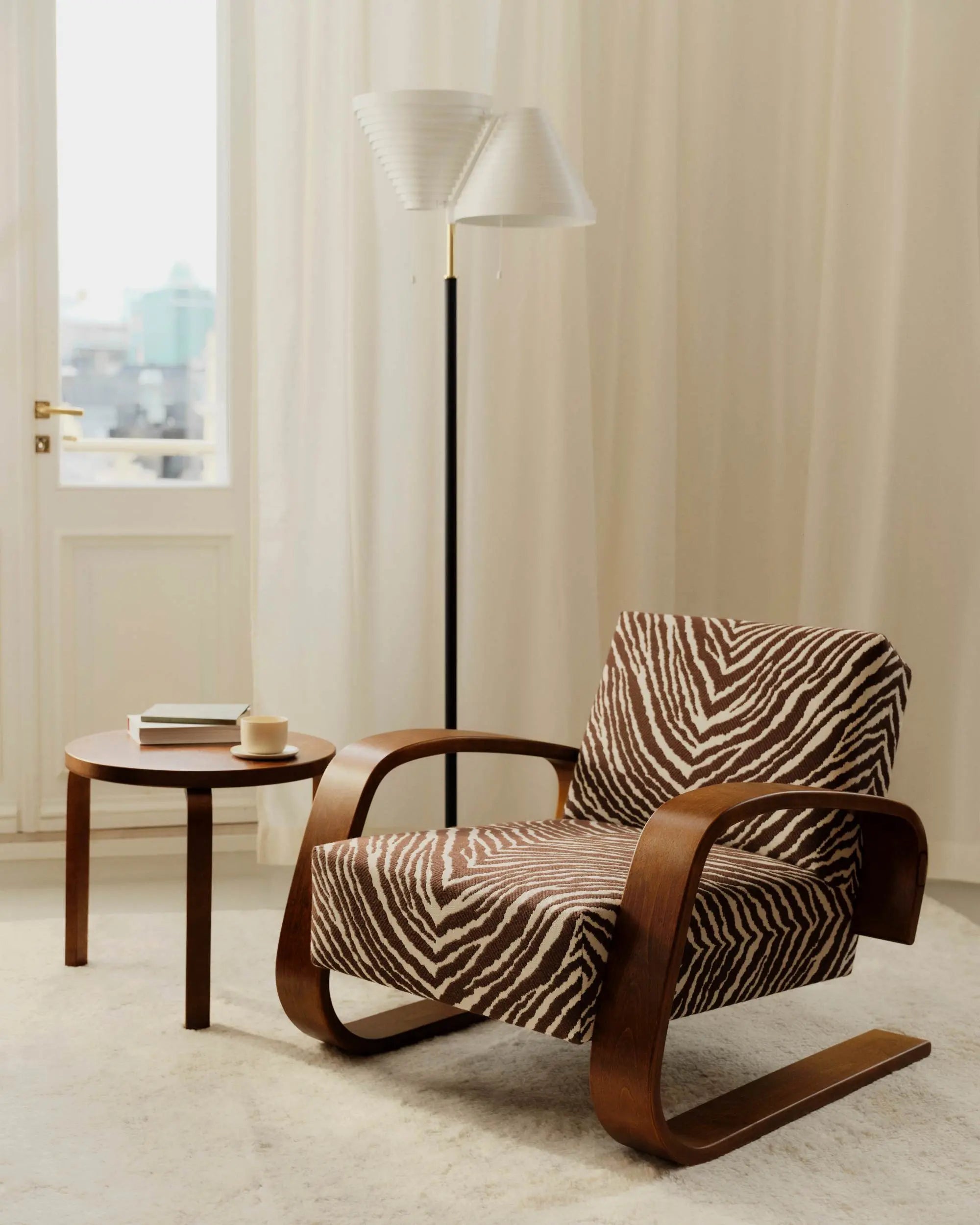 Artek 90D sivupöytä pähkinä Artek