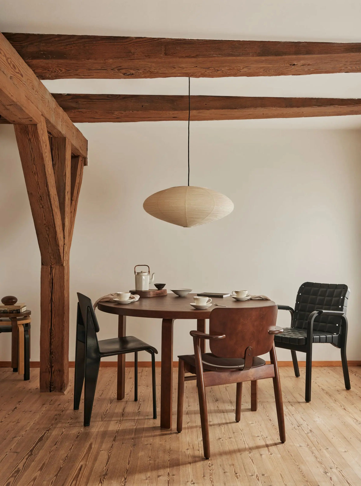 Artek 91 pöytä pähkinäpetsattu Artek