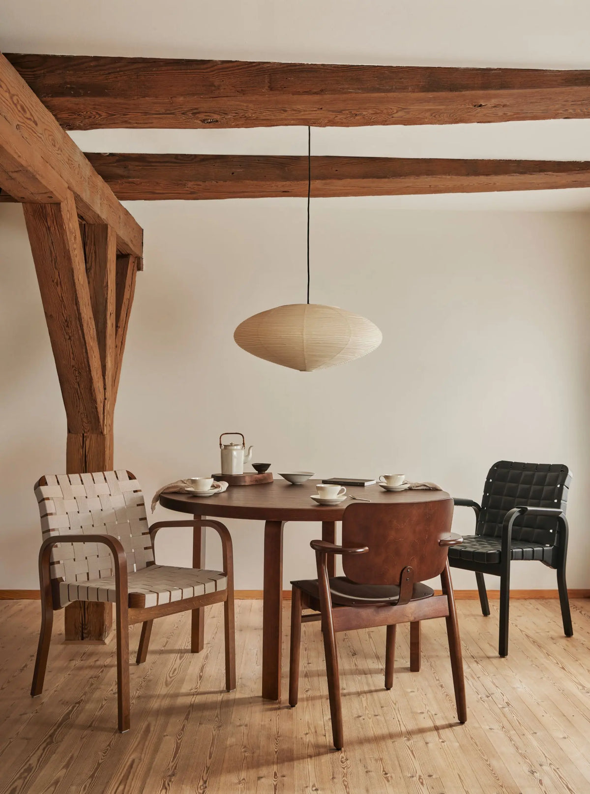 Artek 91 pöytä pähkinäpetsattu Artek