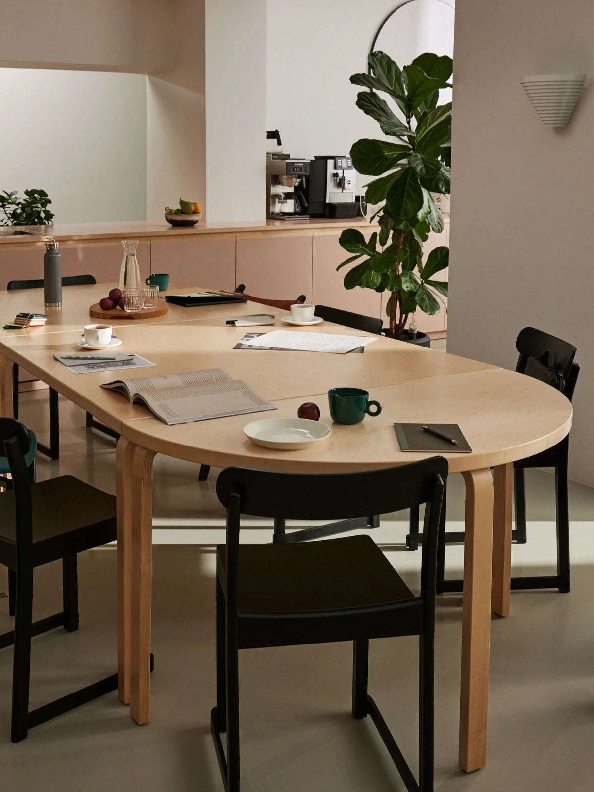 Artek Atelier tuoli maalattu musta Artek