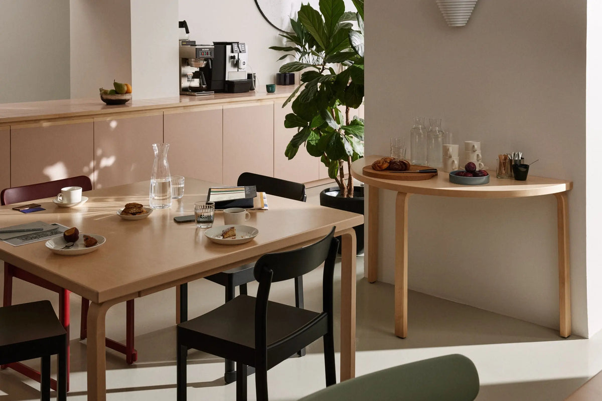 Artek Atelier tuoli maalattu musta Artek