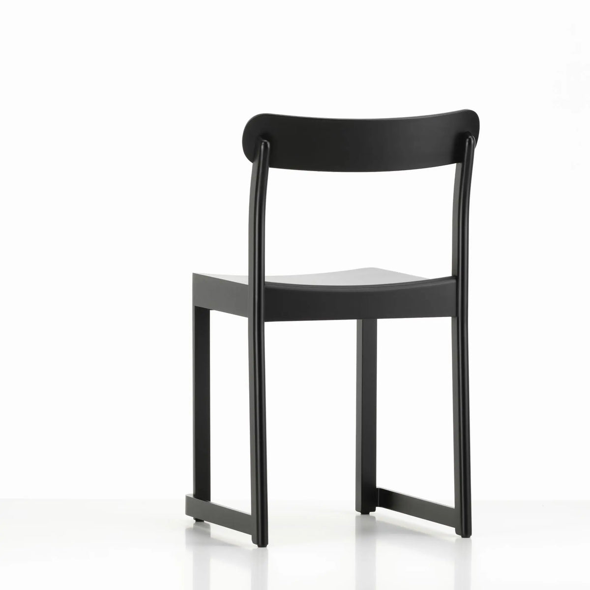 Artek Atelier tuoli maalattu musta Artek