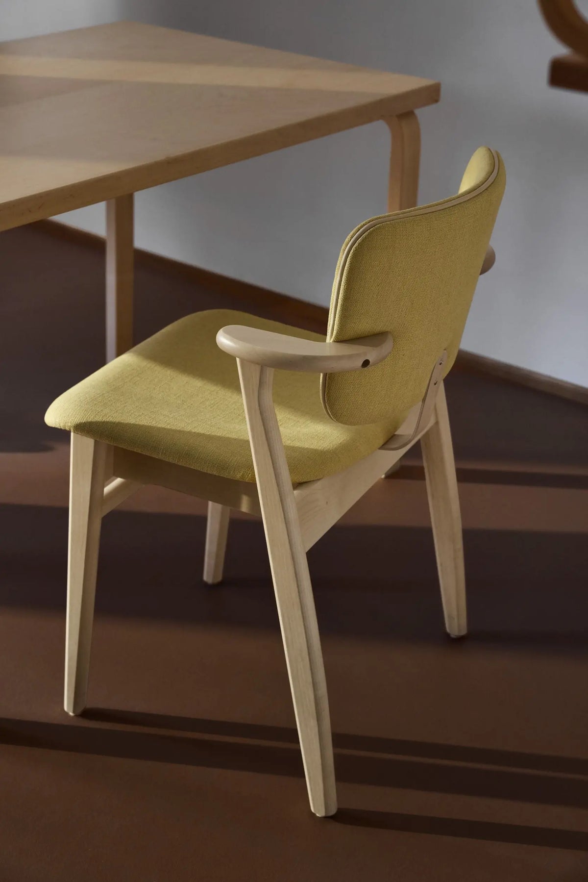 Artek Domus tuoli lakattu koivu/Hola canary Artek