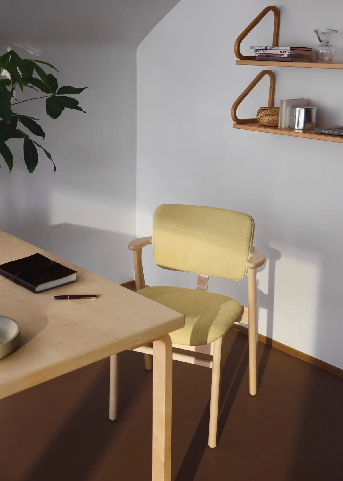 Artek Domus tuoli lakattu koivu/Hola canary Artek