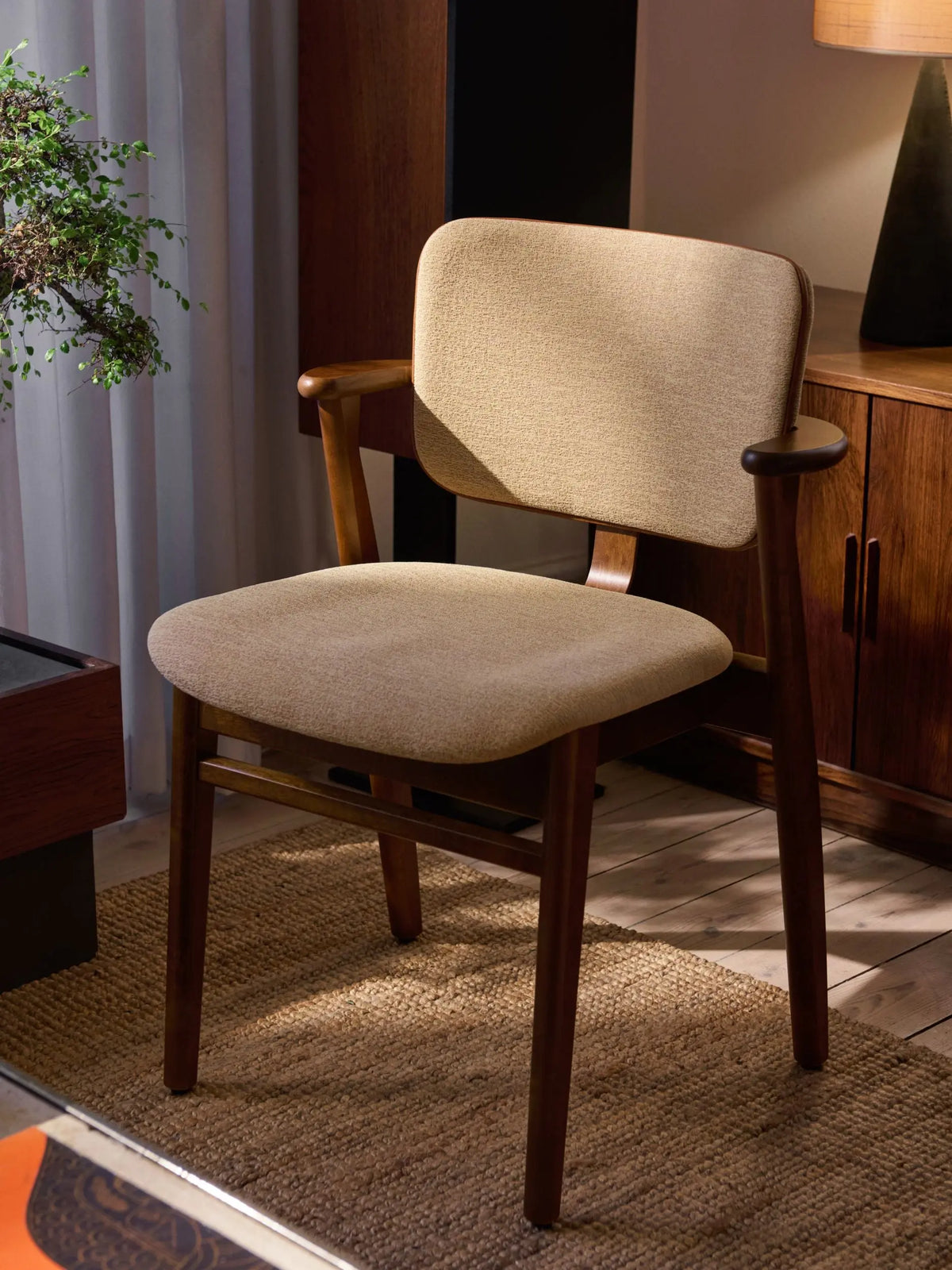 Artek Domus tuoli pähkinäpetsattu/Wow RE beige-pinkki Artek