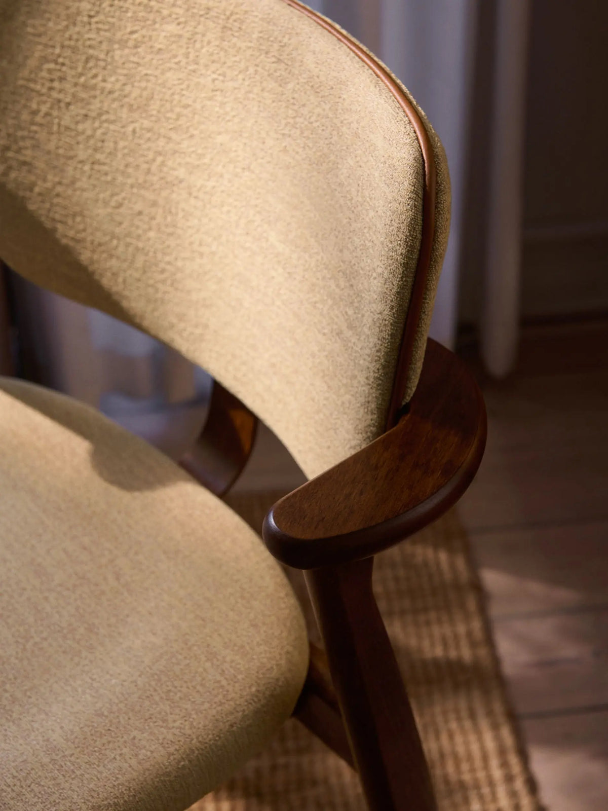Artek Domus tuoli pähkinäpetsattu/Wow RE beige-pinkki Artek