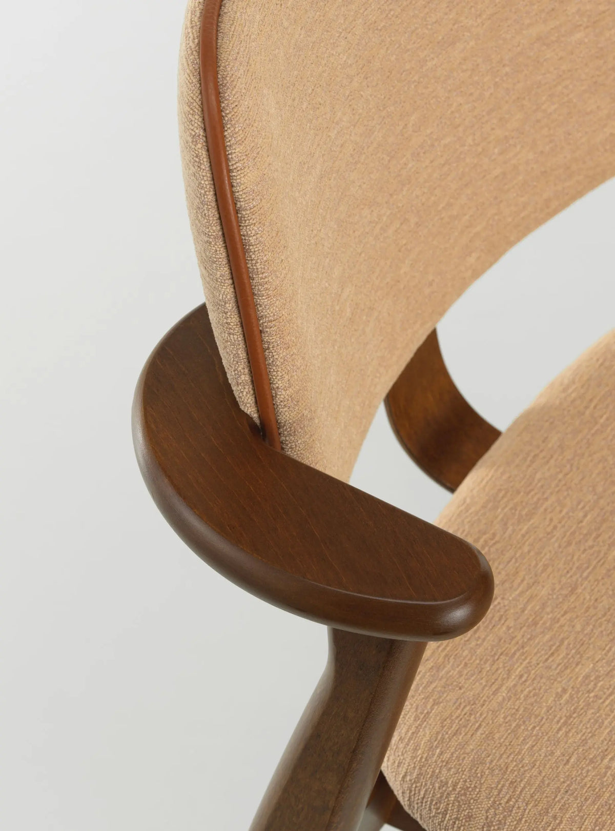 Artek Domus tuoli pähkinäpetsattu/Wow RE beige-pinkki Artek