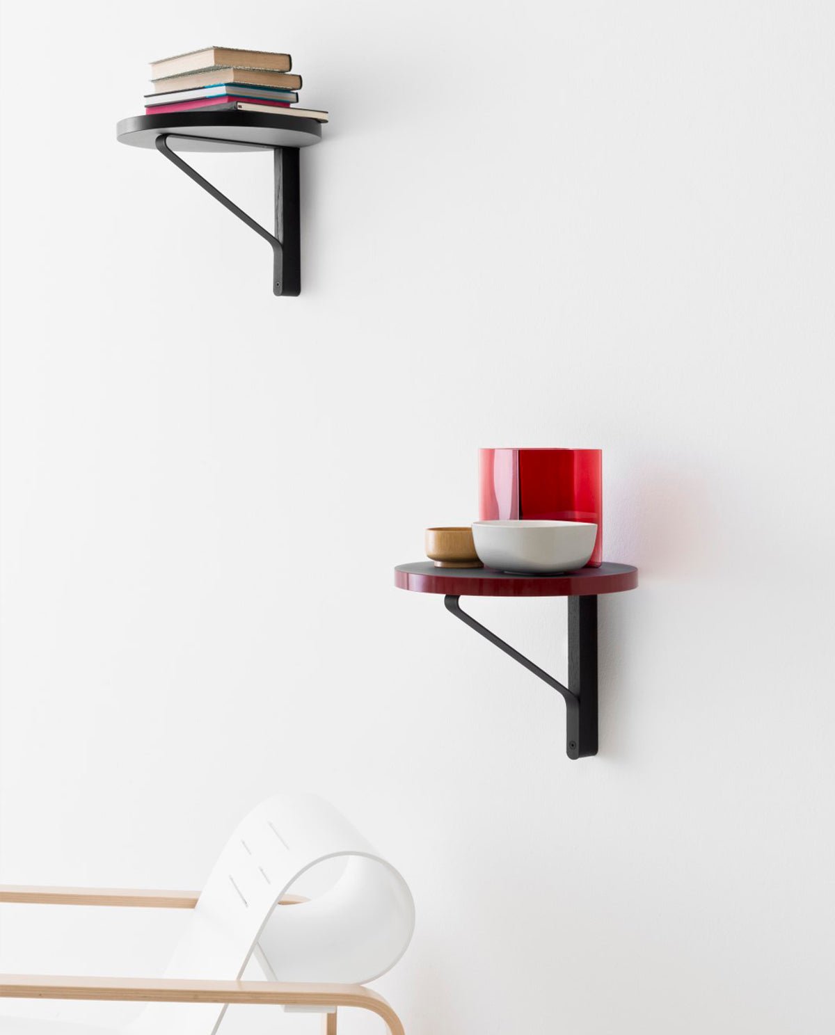 Artek Kaari REB 007 seinähylly punainen/musta - Laatukaluste