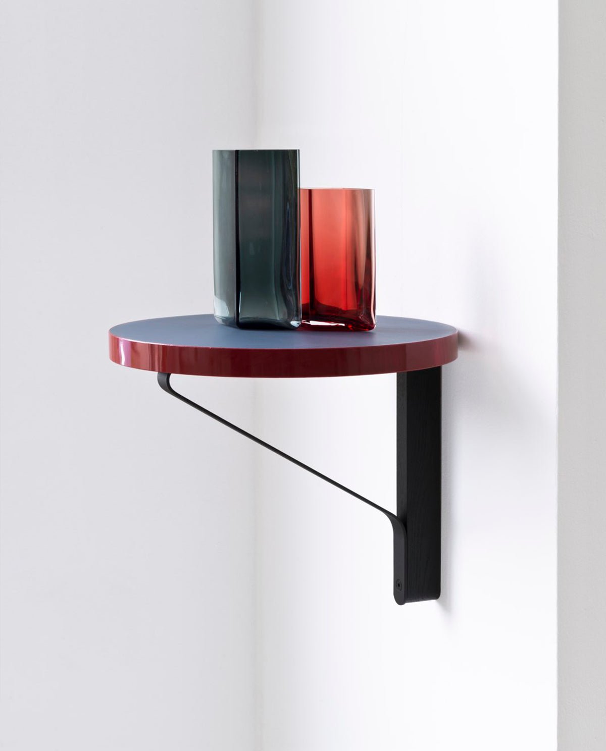 Artek Kaari REB 007 seinähylly sininen/musta - Laatukaluste