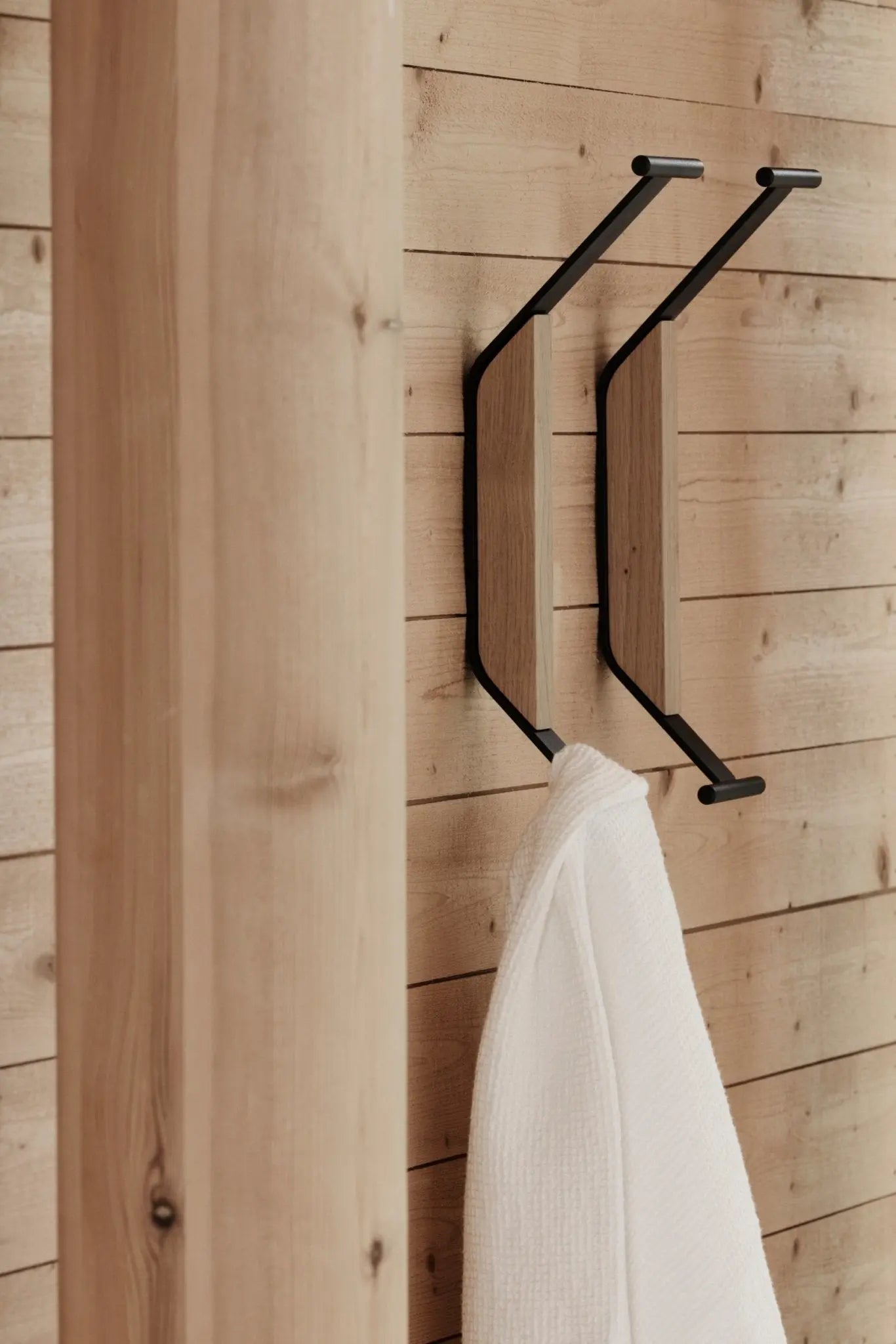 Artek Kaari REB014 seinäkoukku tammi/musta - Laatukaluste