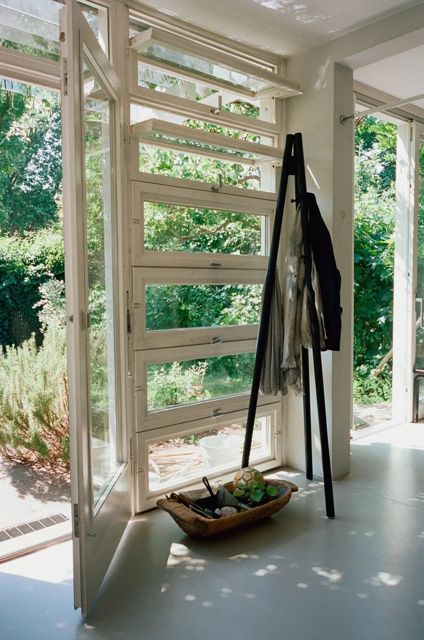 Artek Kiila pystynaulakko musta - Laatukaluste