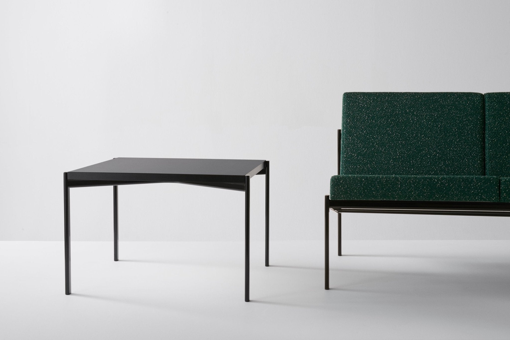 Artek Kiki sivupöytä 60x60 musta linoleumi - Laatukaluste