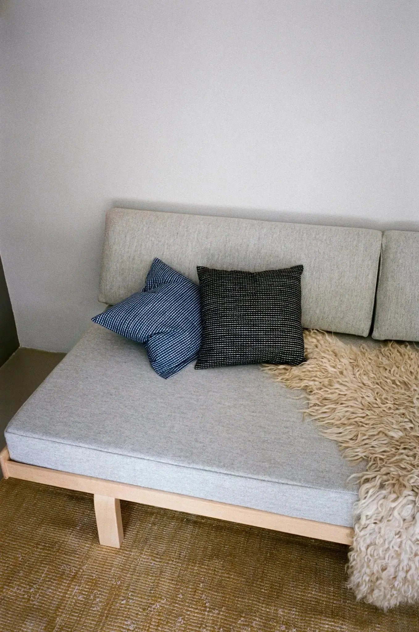 Artek Rivi tyynynpäällinen 50x50 musta/valkoinen - Laatukaluste