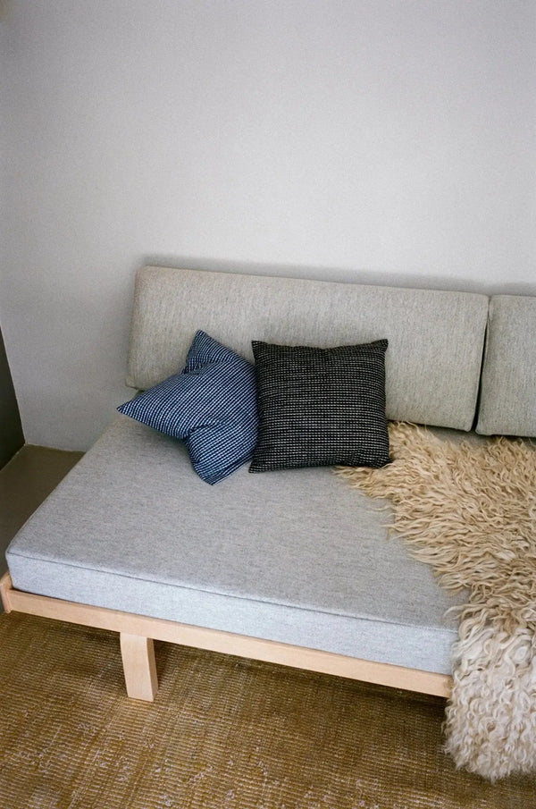 Artek Rivi tyynynpäällinen 50x50 musta/valkoinen - Laatukaluste