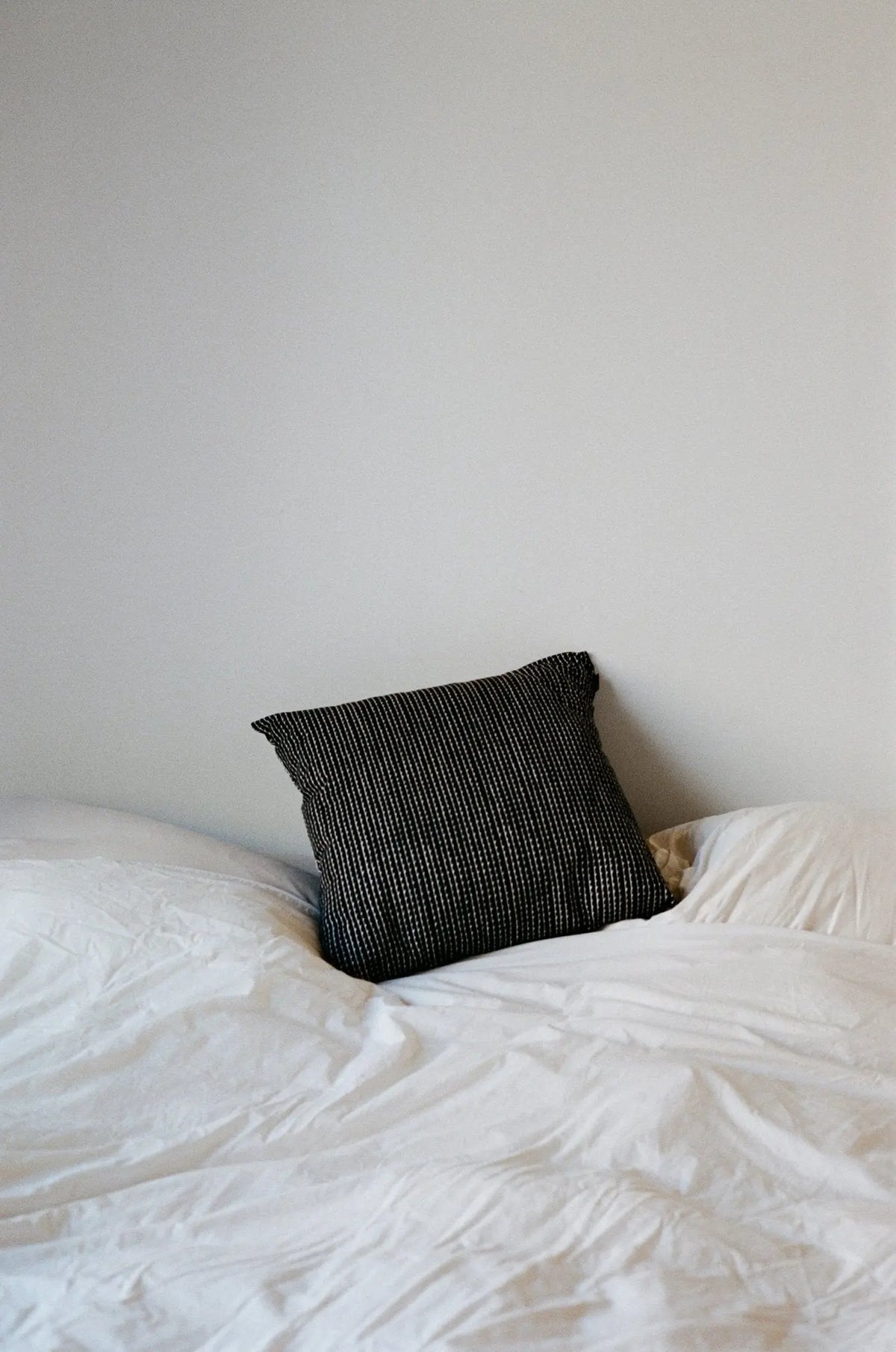 Artek Rivi tyynynpäällinen 50x50 musta/valkoinen - Laatukaluste