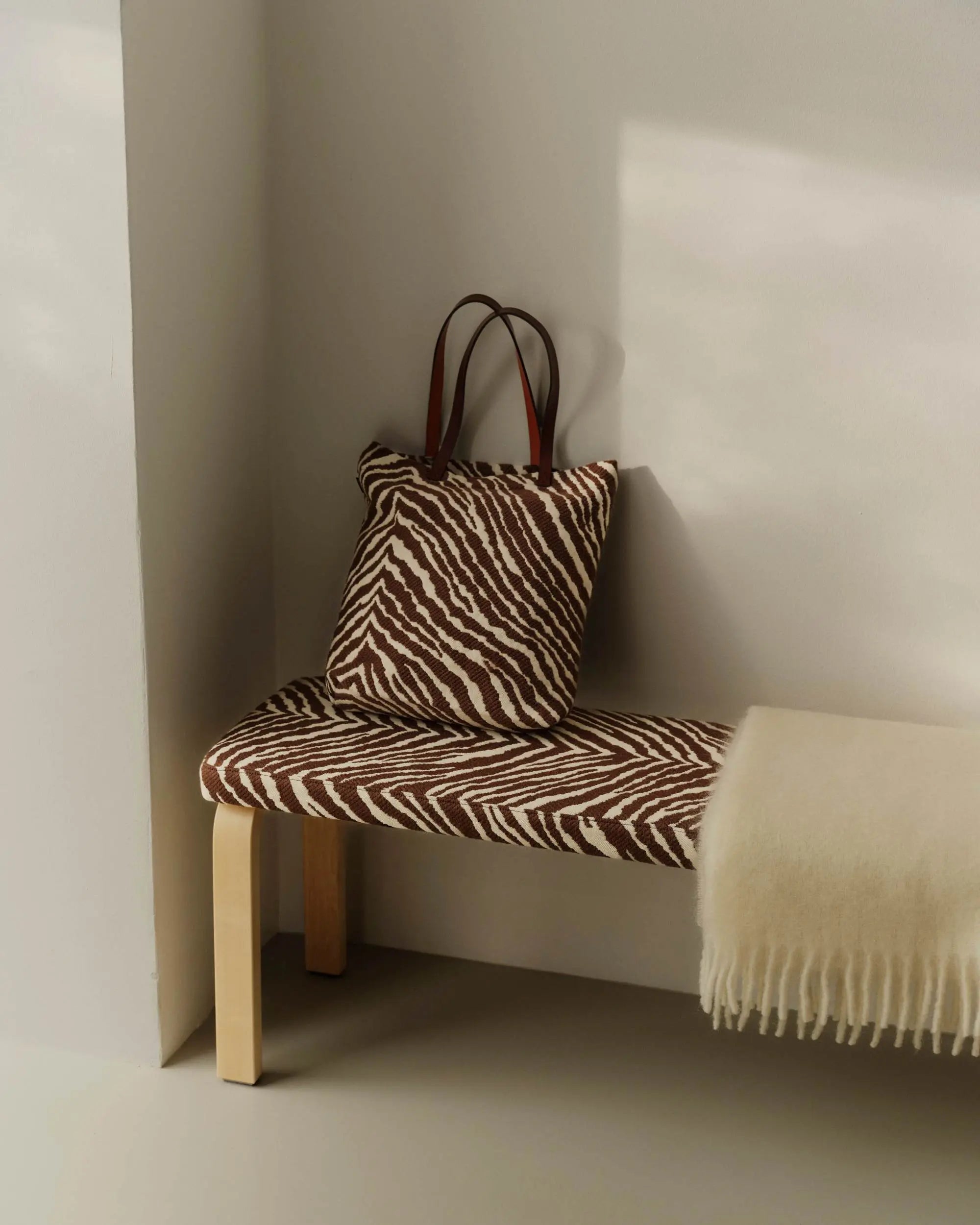 Artek Zebra kassi ruskea/valkoinen Artek