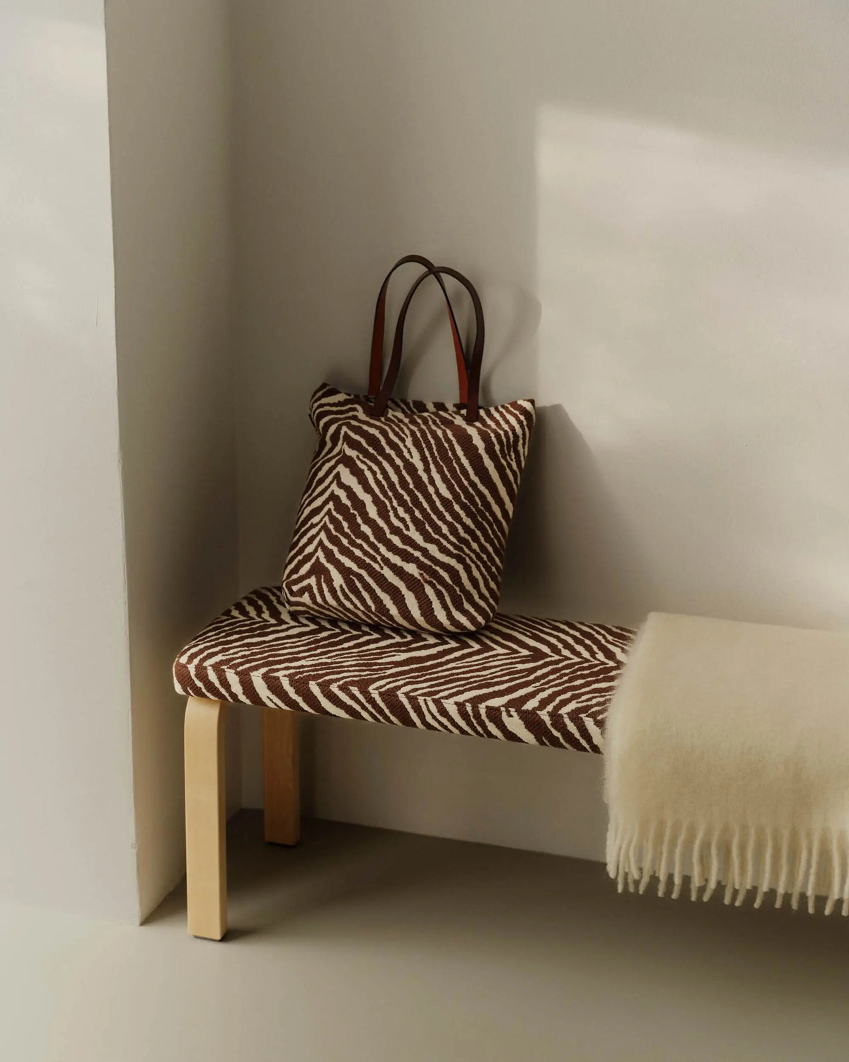 Artek Zebra kassi ruskea/valkoinen Artek