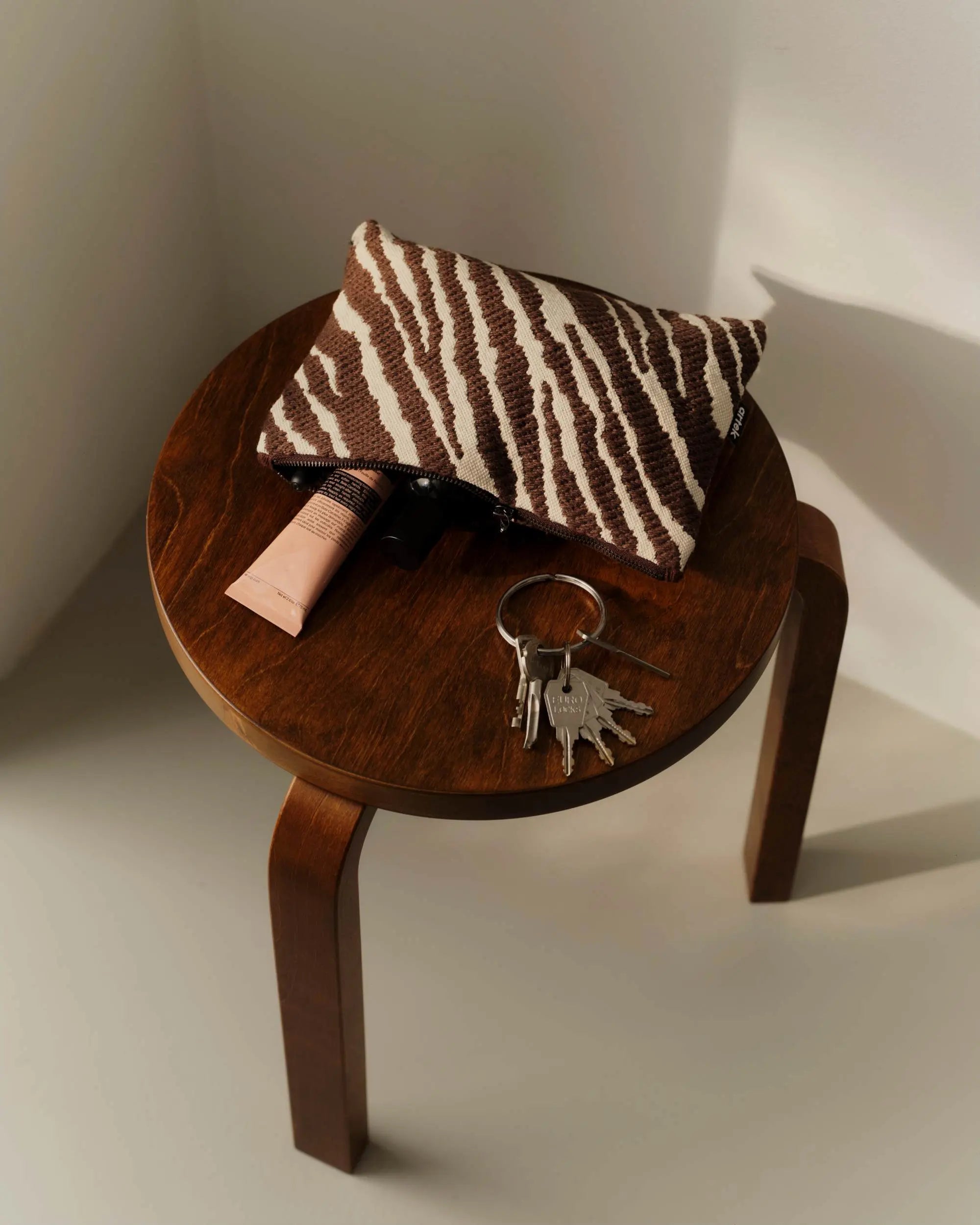 Artek Zebra pussukka iso ruskea/valkoinen Artek