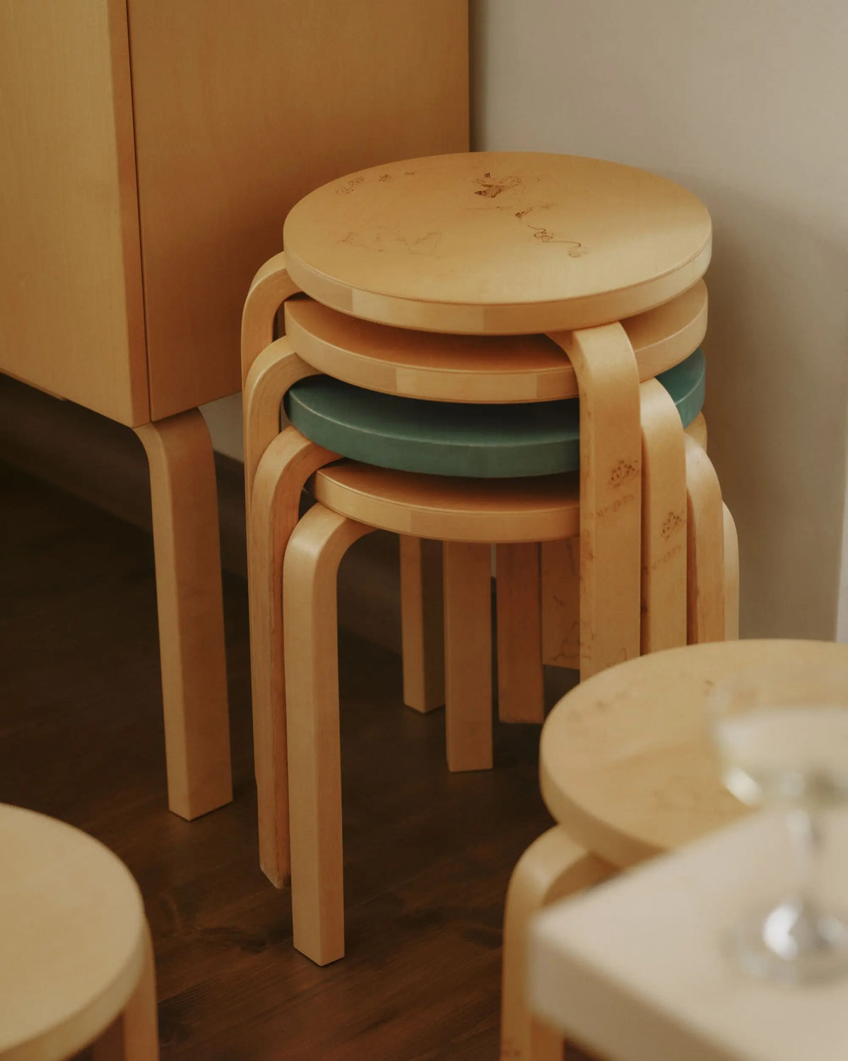 Artek + Muumit 60 jakkara Juhla Artek