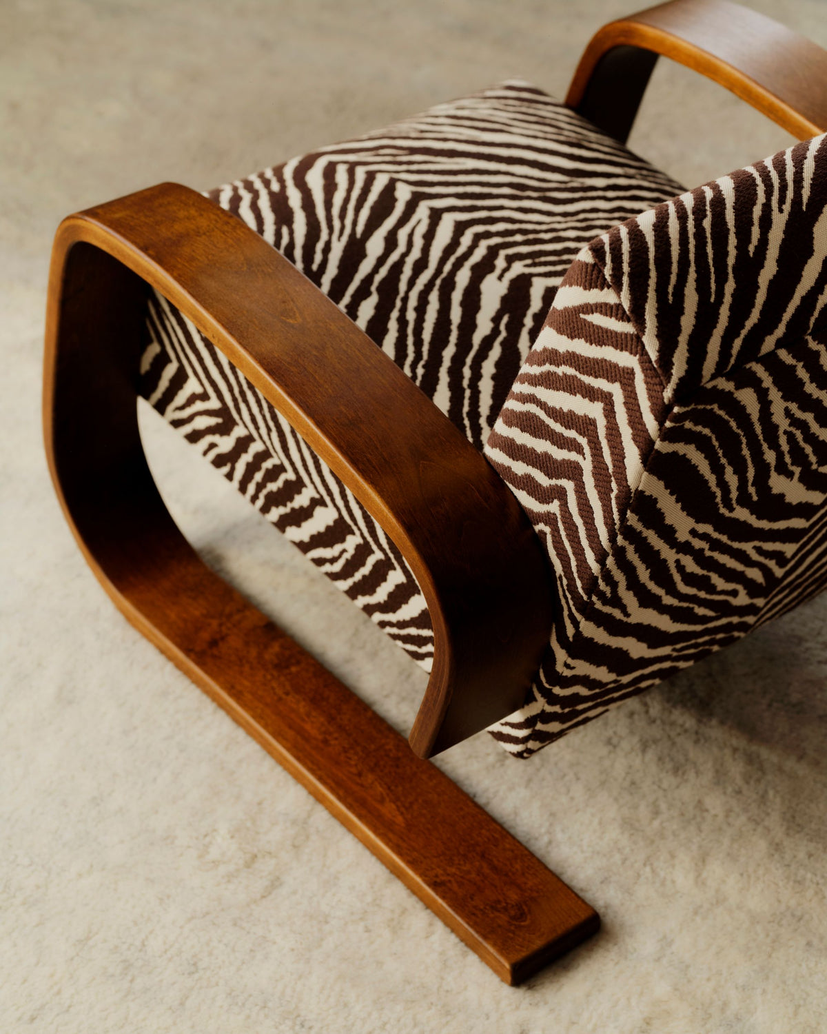 Artek 400 "Tankki" lepotuoli Zebra ruskea/pähkinä