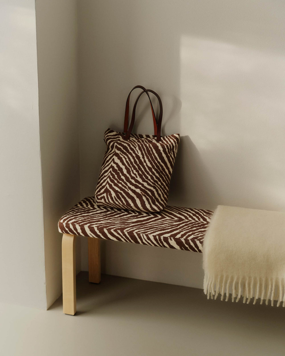 Artek Zebra kassi ruskea/valkoinen