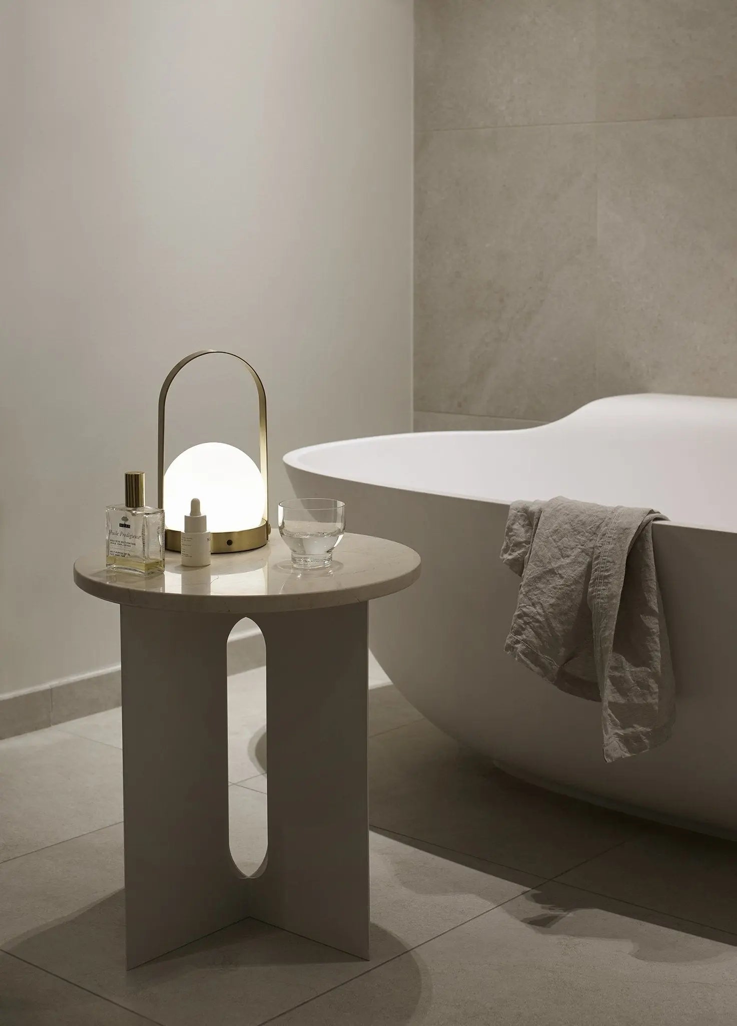 Audo Copenhagen Androgyne pöydän marmorikansi valkoinen Audo Copenhagen