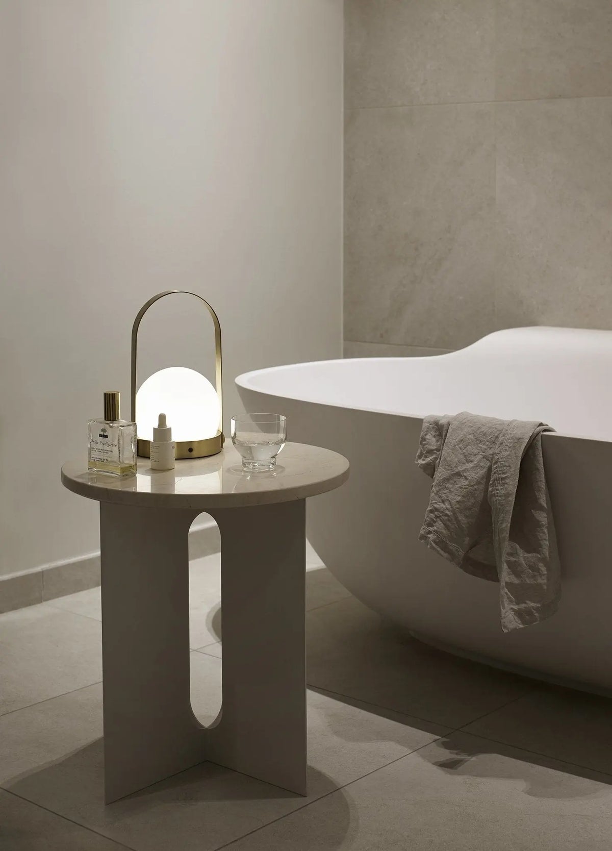 Audo Copenhagen Androgyne pöydän marmorikansi valkoinen Audo Copenhagen