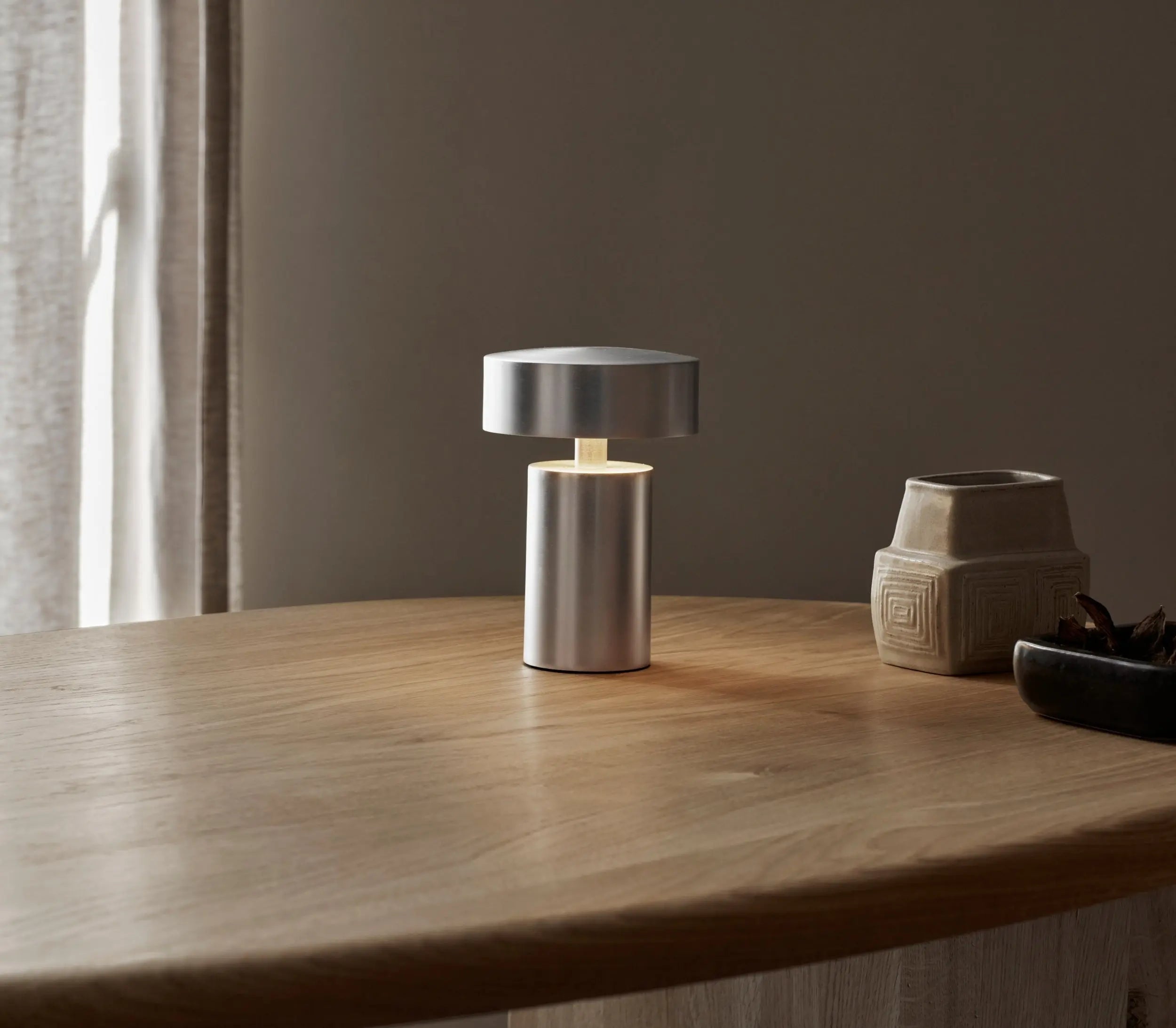 Audo Copenhagen Column Portable pöytävalaisin alumiini Audo Copenhagen