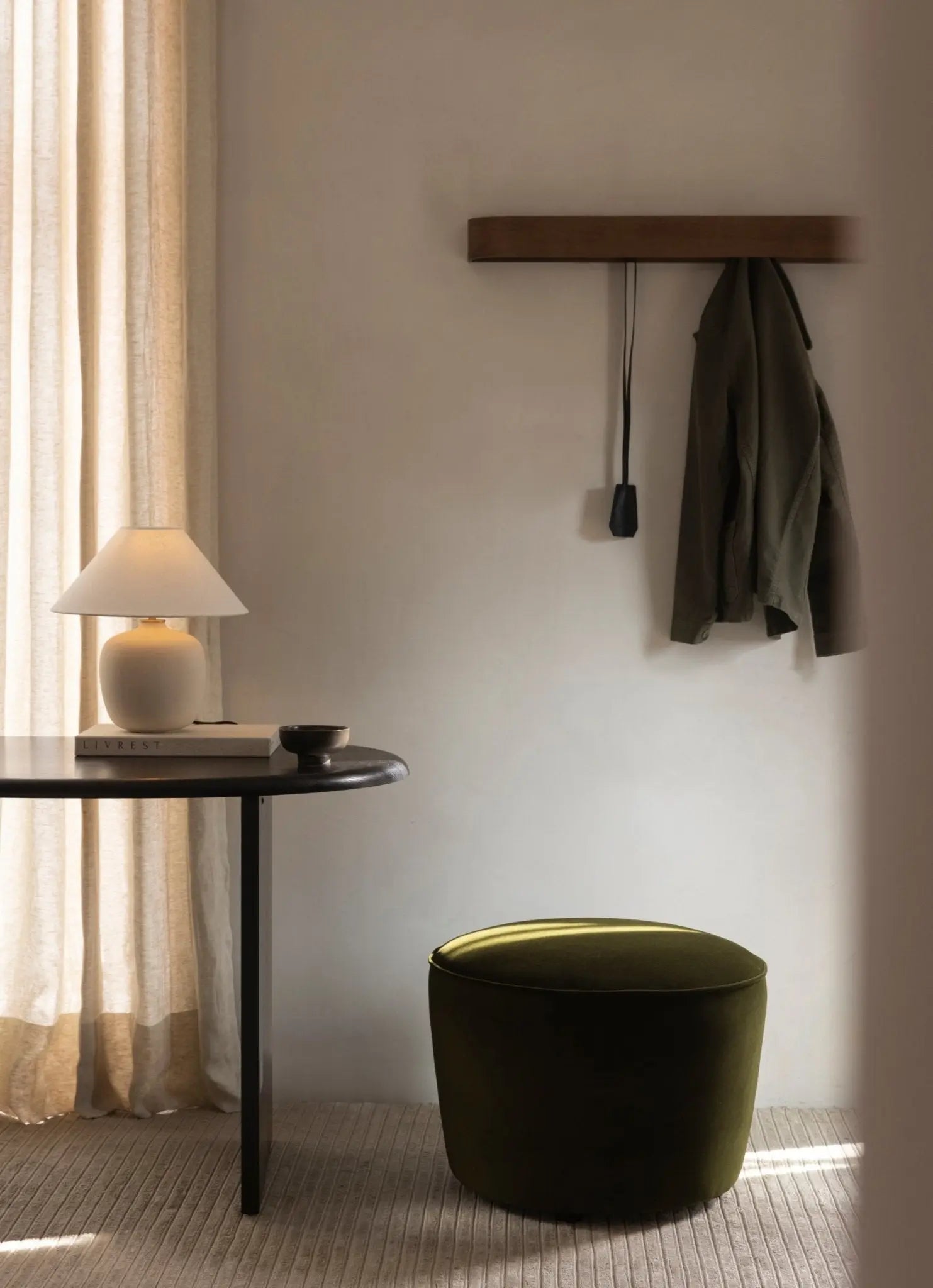 Menu Epoch naulakko 79cm savustettu tammi - Laatukaluste