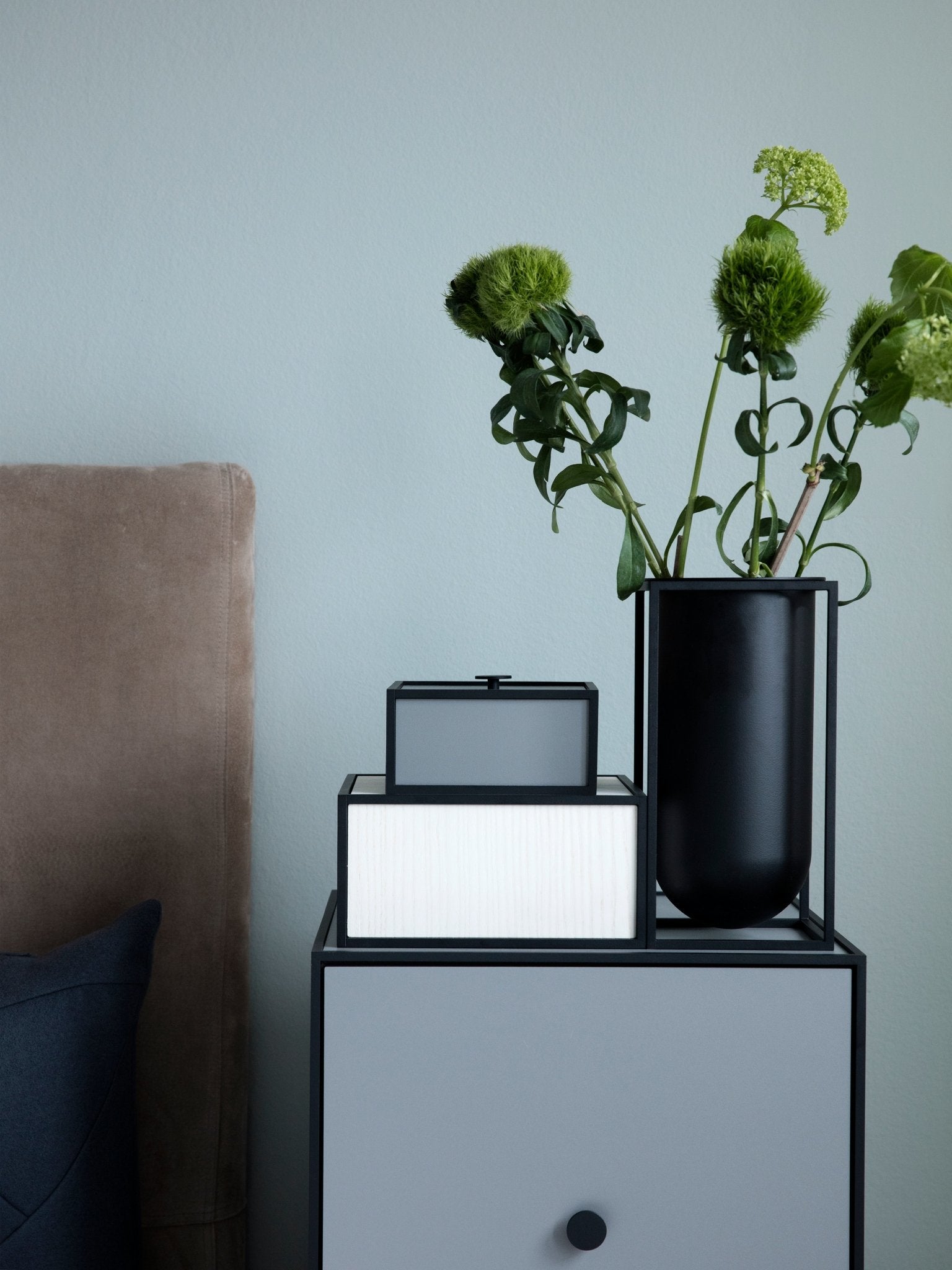 By Lassen Frame 35 laatikko ovella, tummanharmaa - Laatukaluste