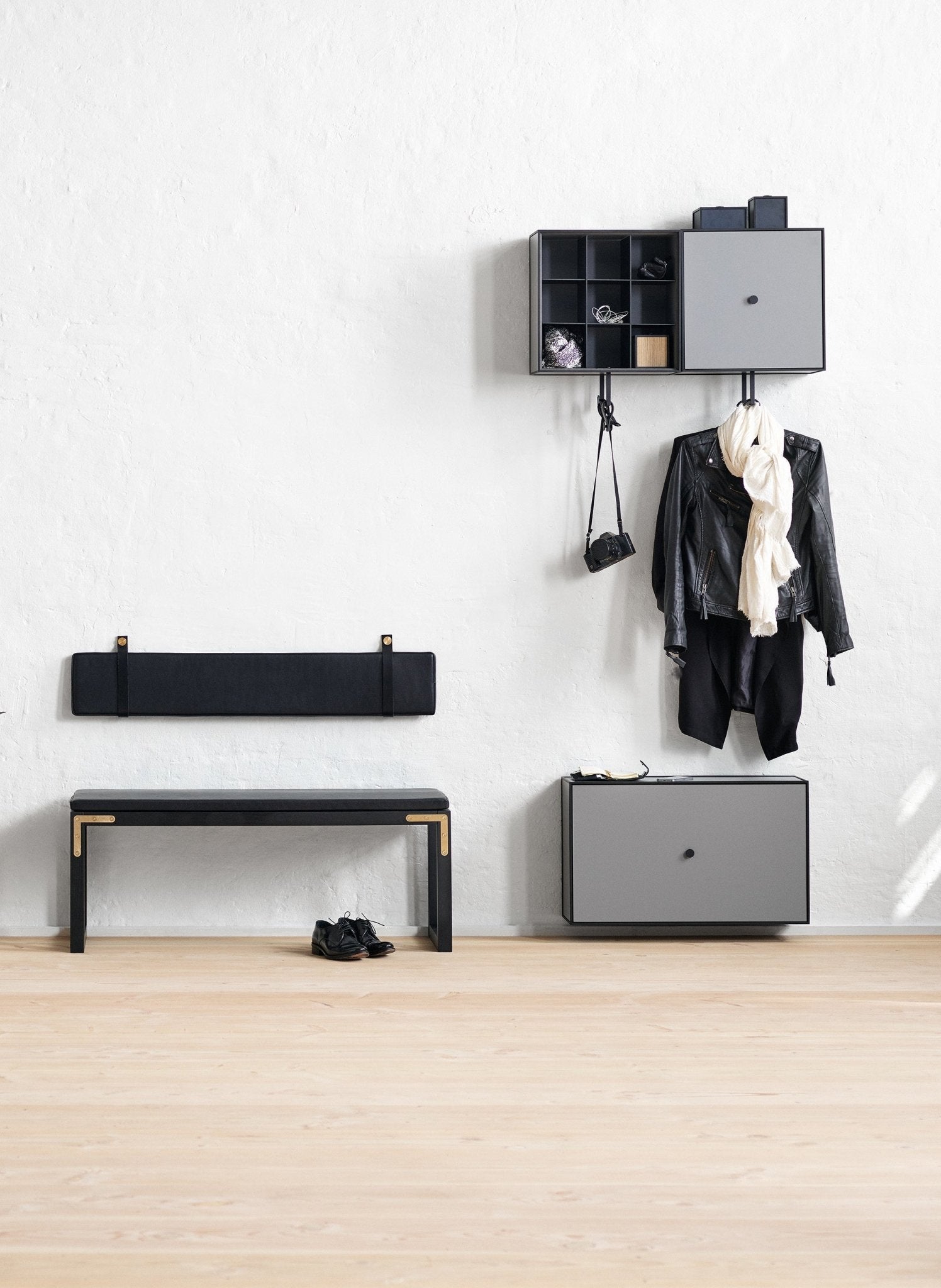 By Lassen Frame 42 lisähylly, tummanharmaa - Laatukaluste