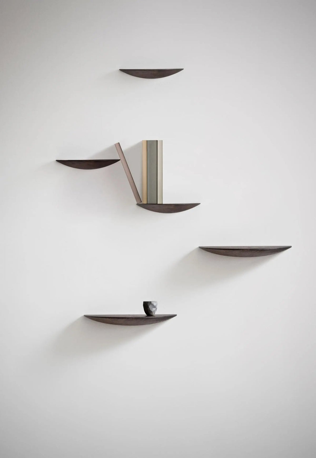 Audo Copenhagen Gridy Fungi hylly keskikoko tumma tammi Audo Copenhagen