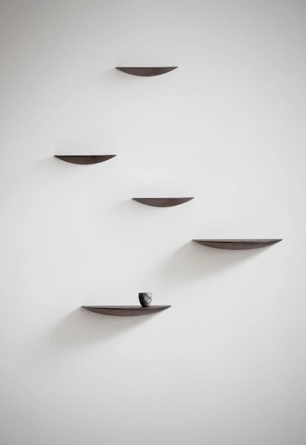 Audo Copenhagen Gridy Fungi hylly keskikoko tumma tammi Audo Copenhagen