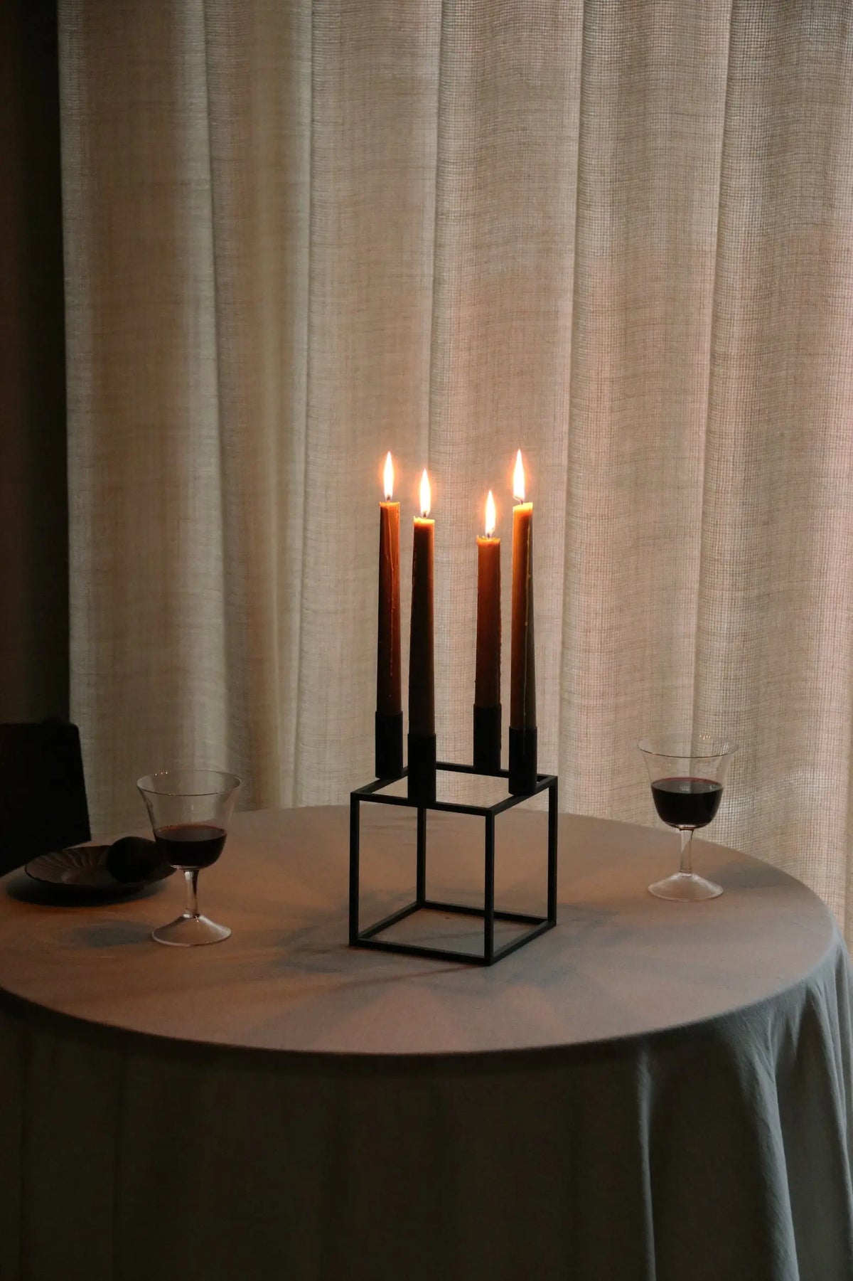 Audo Copenhagen Kubus 4 kynttilänjalka musta Audo Copenhagen