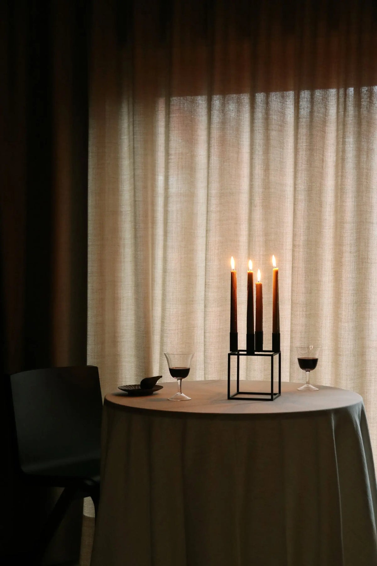 Audo Copenhagen Kubus 4 kynttilänjalka musta Audo Copenhagen