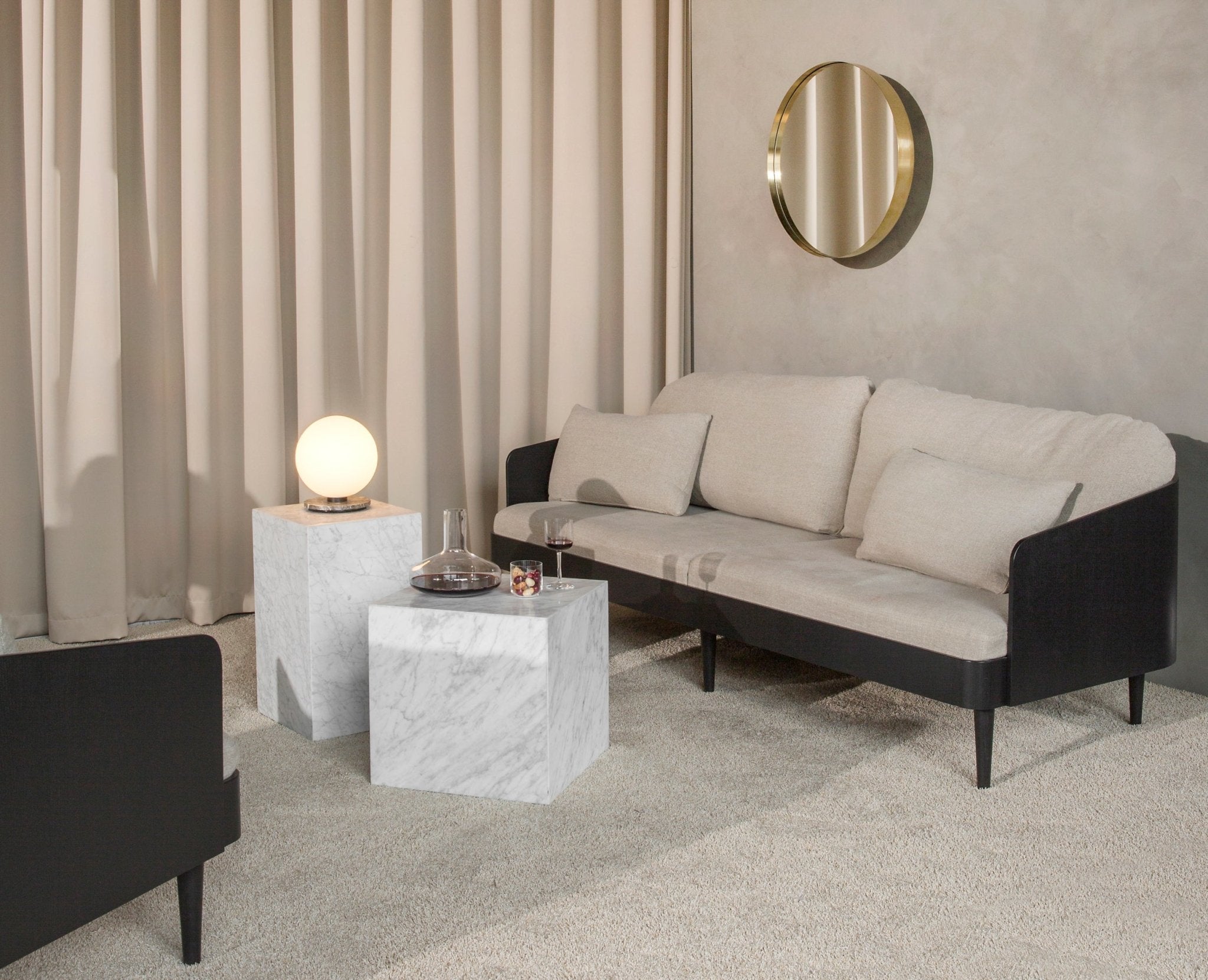 Menu Plinth korkea sivupöytä Carrara marmori - Laatukaluste