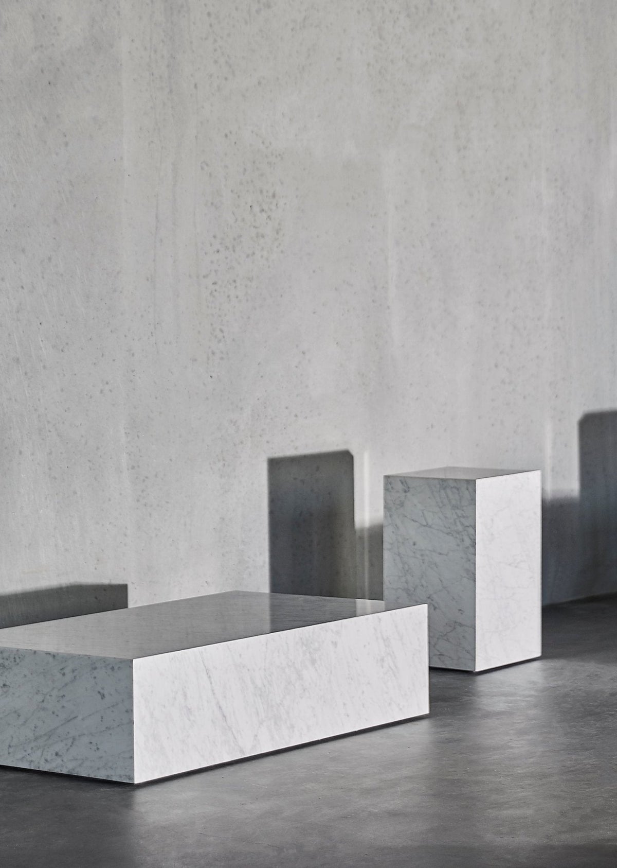 Menu Plinth korkea sivupöytä Carrara marmori - Laatukaluste