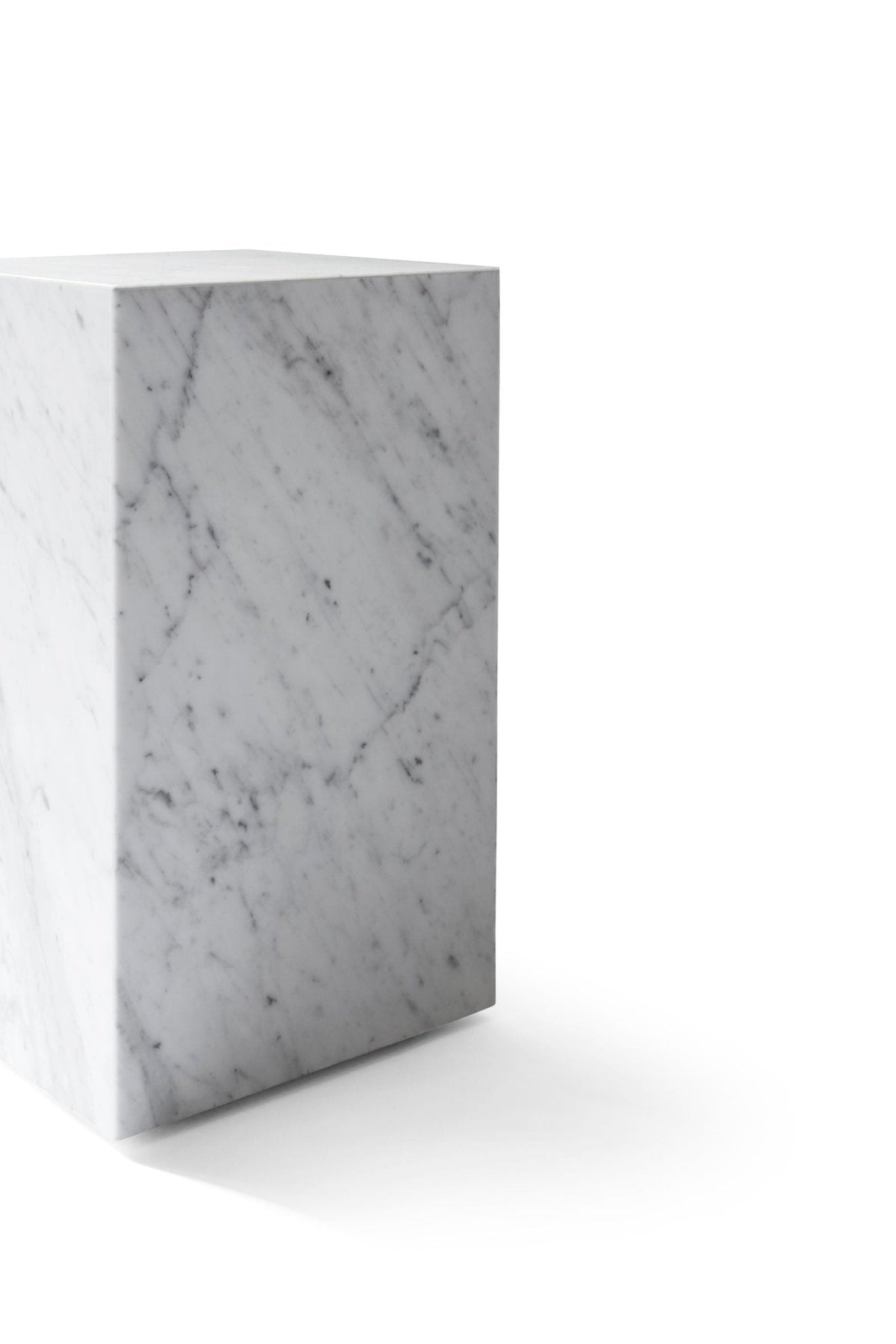 Menu Plinth korkea sivupöytä Carrara marmori - Laatukaluste
