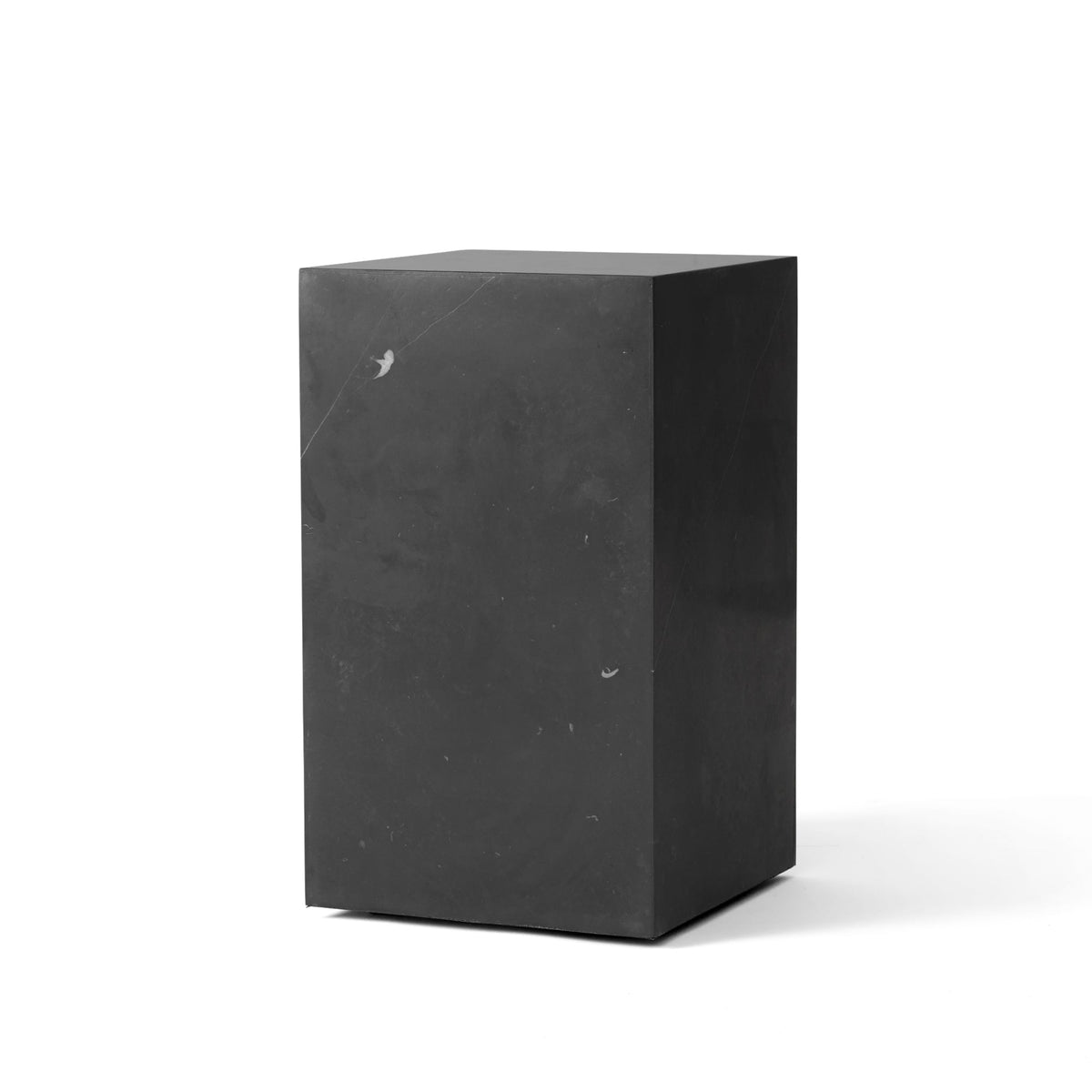 Menu Plinth korkea sivupöytä Marquina marmori - Laatukaluste